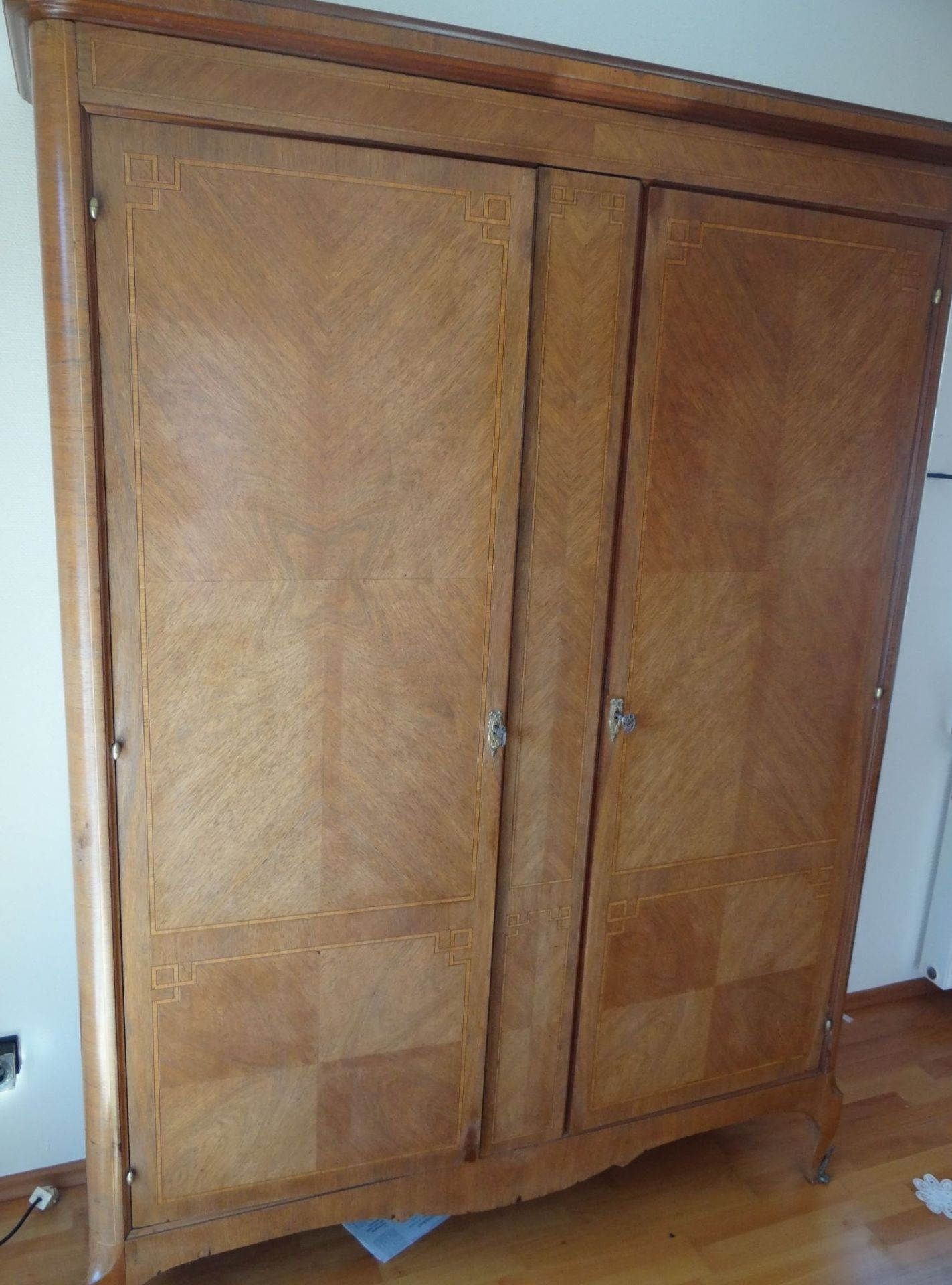 grosser Art Deco Wäscheschrank mit Borten und einer Schublade, verschieden intarsierte Holzmuster, - Bild 2 aus 4