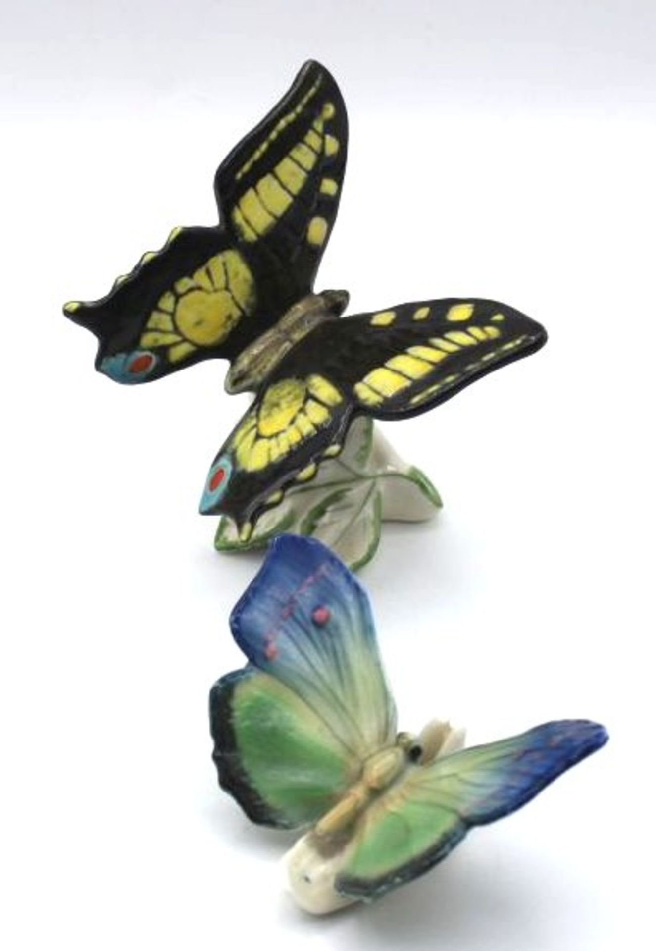 2x Schmetterlinge, ENS, Mühlenmarke,polychr. Bemalung in Unterglasurfarben, H-9cm und H-4cm.