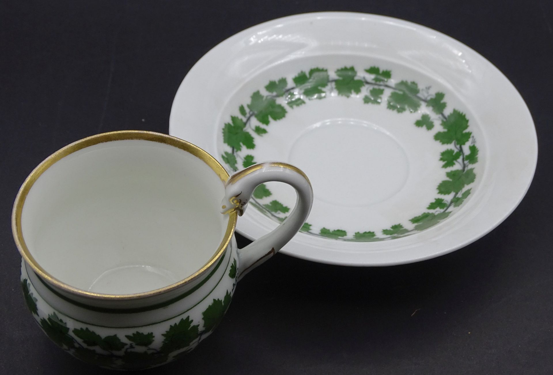 Schwanenhalstasse "Meissen" Weinlaub, Goldrand, Knaufschwerter um 1850, Untertasse ohne Goldrand und - Bild 3 aus 5