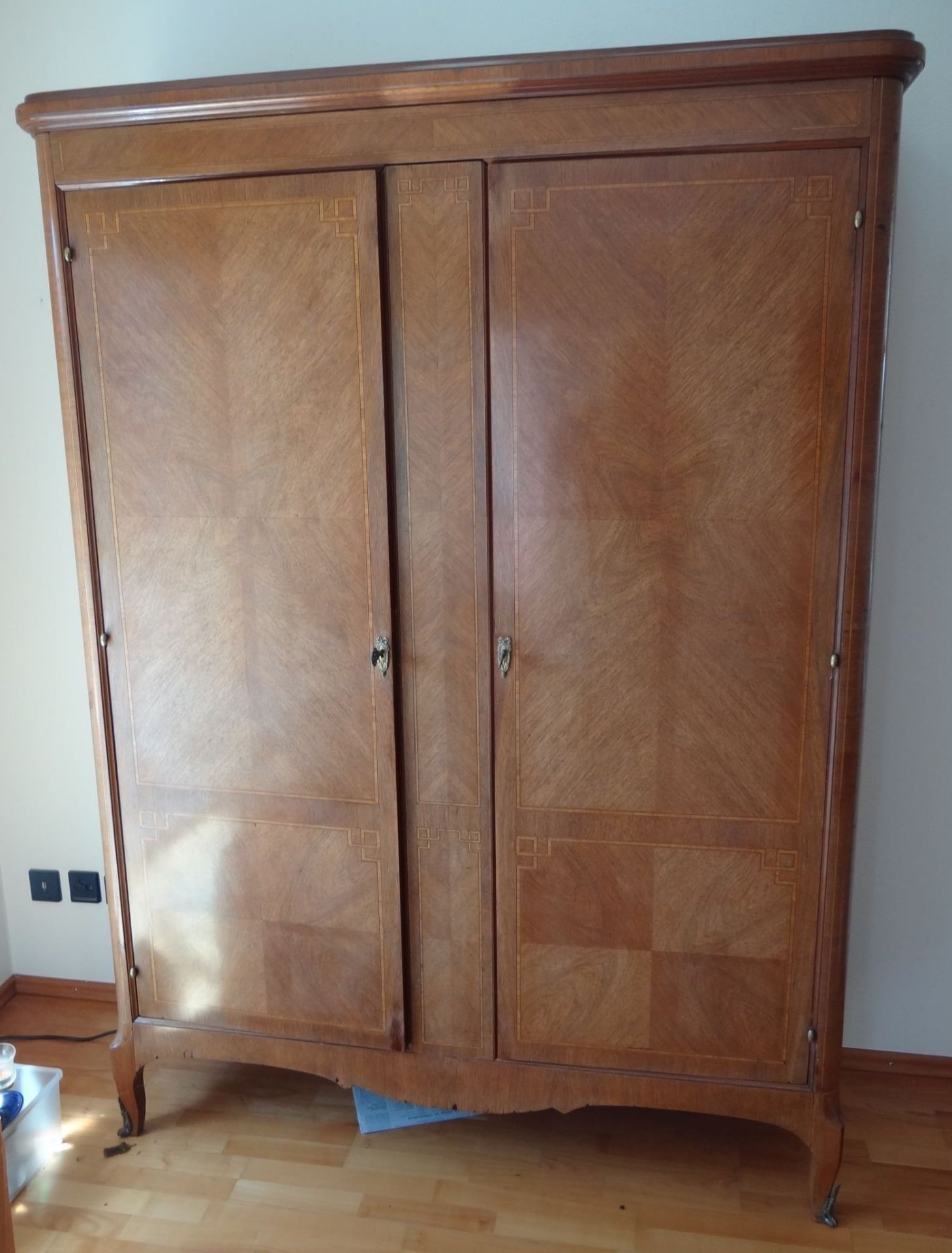 grosser Art Deco Wäscheschrank mit Borten und einer Schublade, verschieden intarsierte Holzmuster,