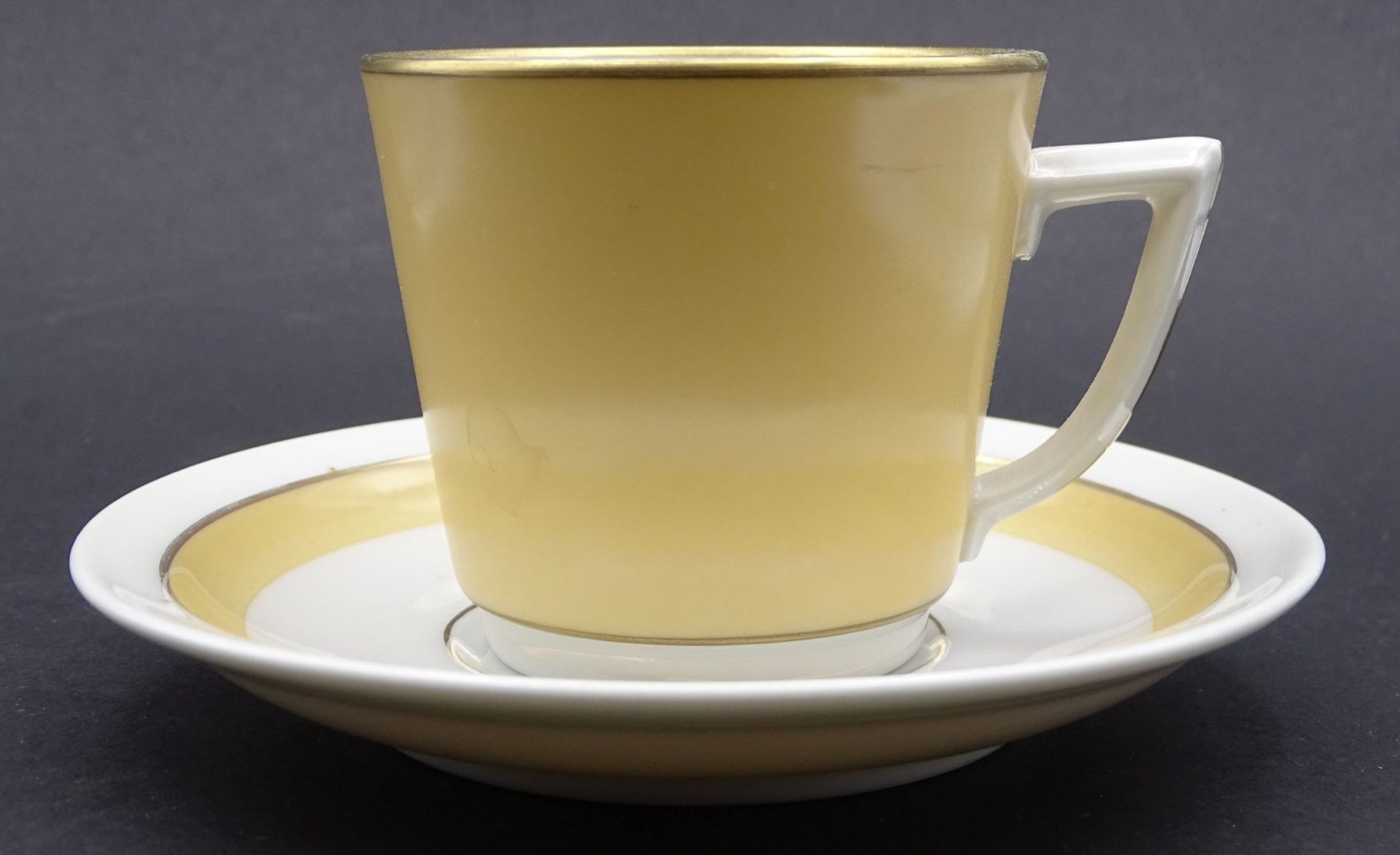 Mocca-Tasse mit U.T. "Royal Copenhagen" gelb/weiss,