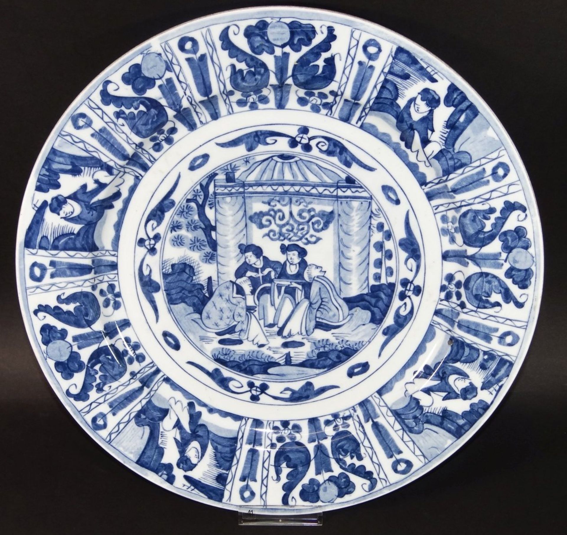 *grosser Teller um 1780, Chinoiserien in blau, wohl Niederlande , D- 34,5cm.