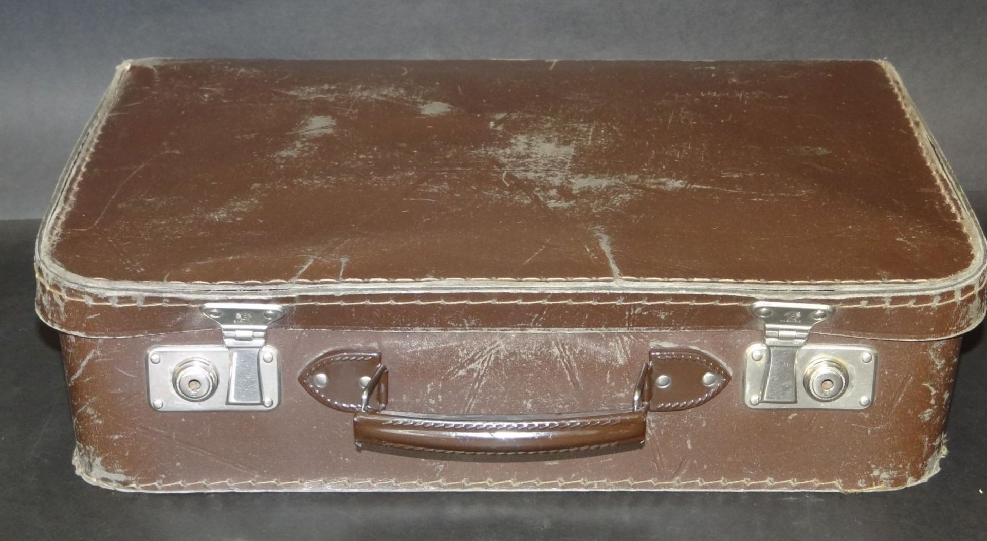 kl. Handkoffer um 1940, Alters-u. Gebrauchsspuren, H-11 cm, 25x40 cm,