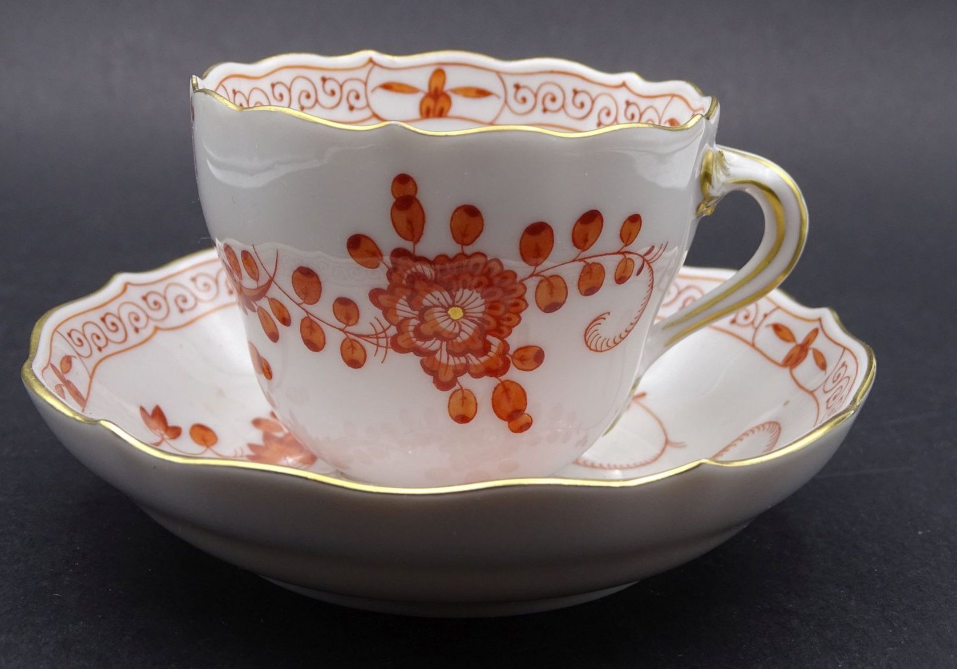 Moccatasse mit U.T. "Meissen" indischgrün. Blumen, rot, Goldrand, Schwerter durchschliffe