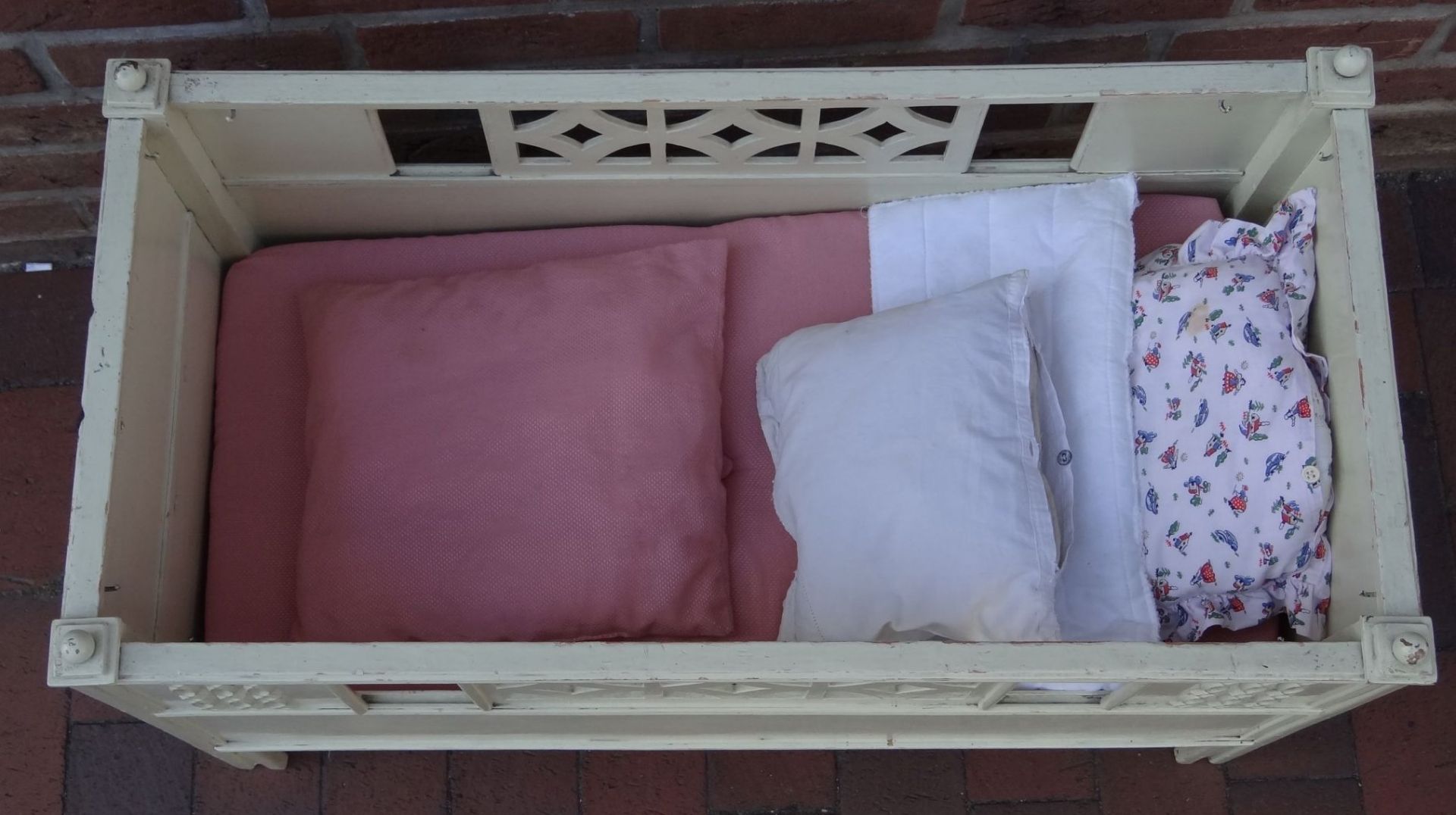 Puppenbett unter weisser Farbe, H-52 cm, 84x42 cm, mit Bettwäsche etc - Bild 2 aus 4