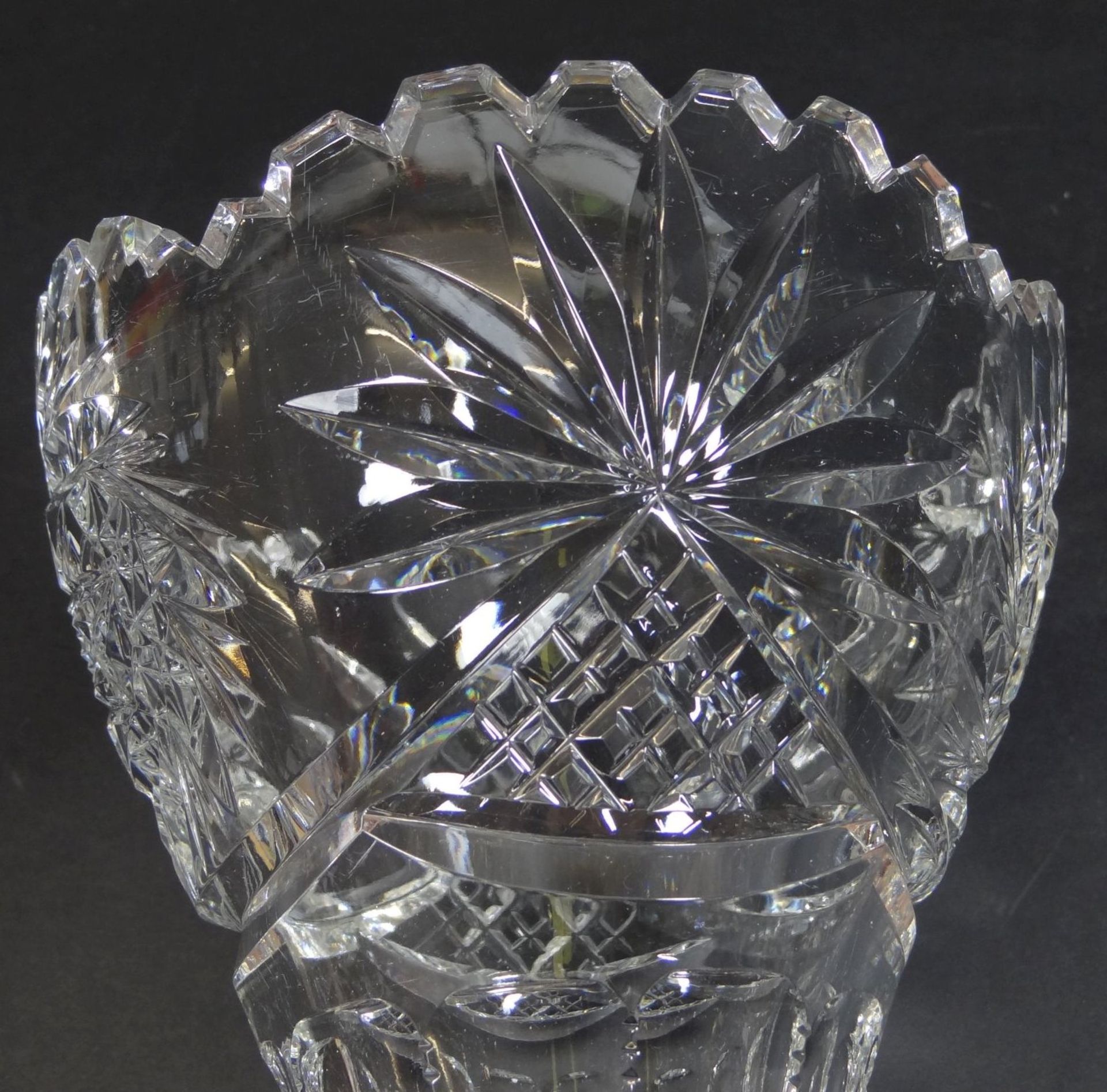 schwere Kristall-Vase mit Schleuderstern-und Farnschliff, H-17,5 cm, D-15 cm - Bild 4 aus 4