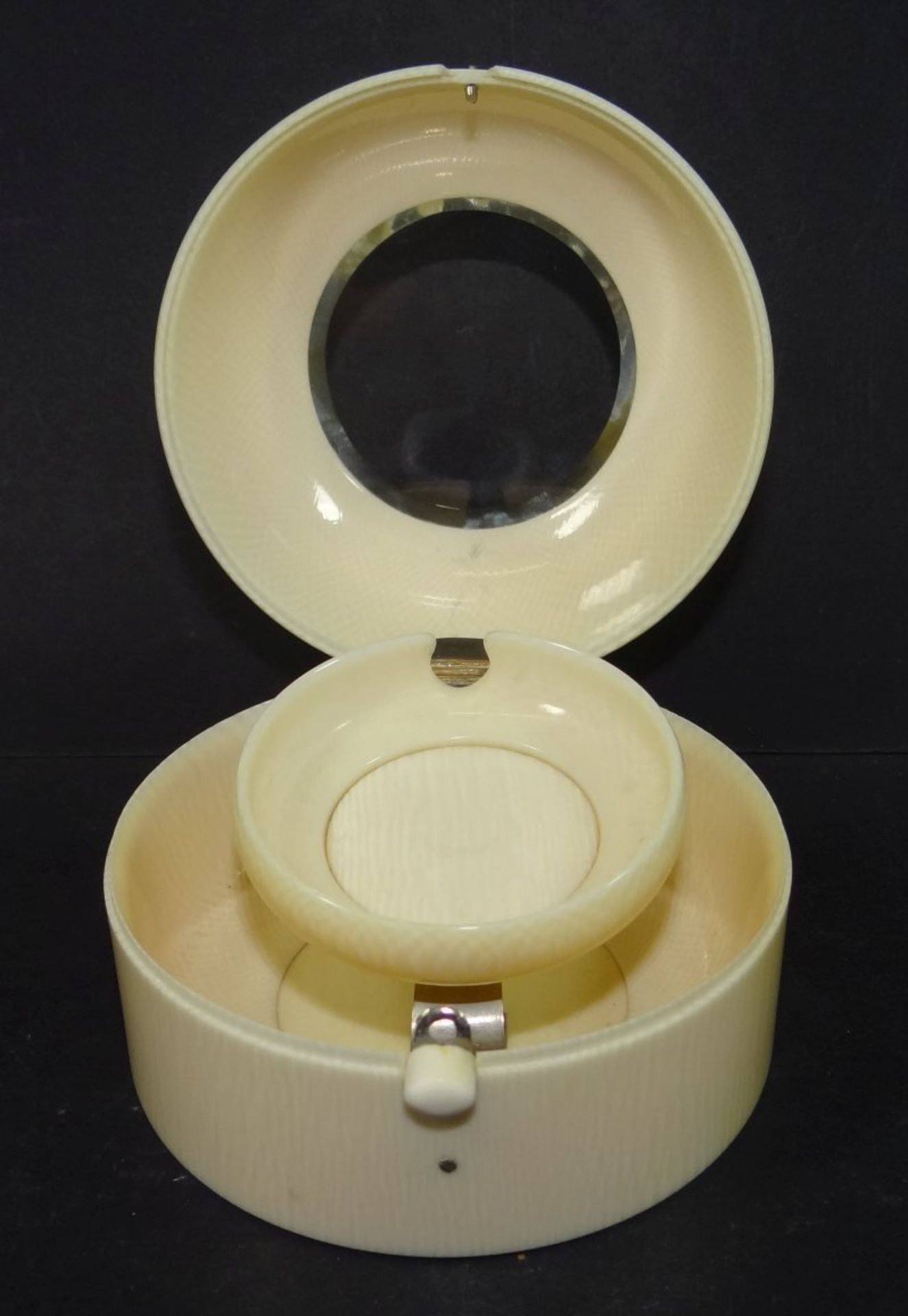 Elfenbein-Taschenuhrhalter um 1900, Deckel mit dicken, beschliffenen GlasH-6 cm, D-8 cm, 185 gr. - Bild 3 aus 6