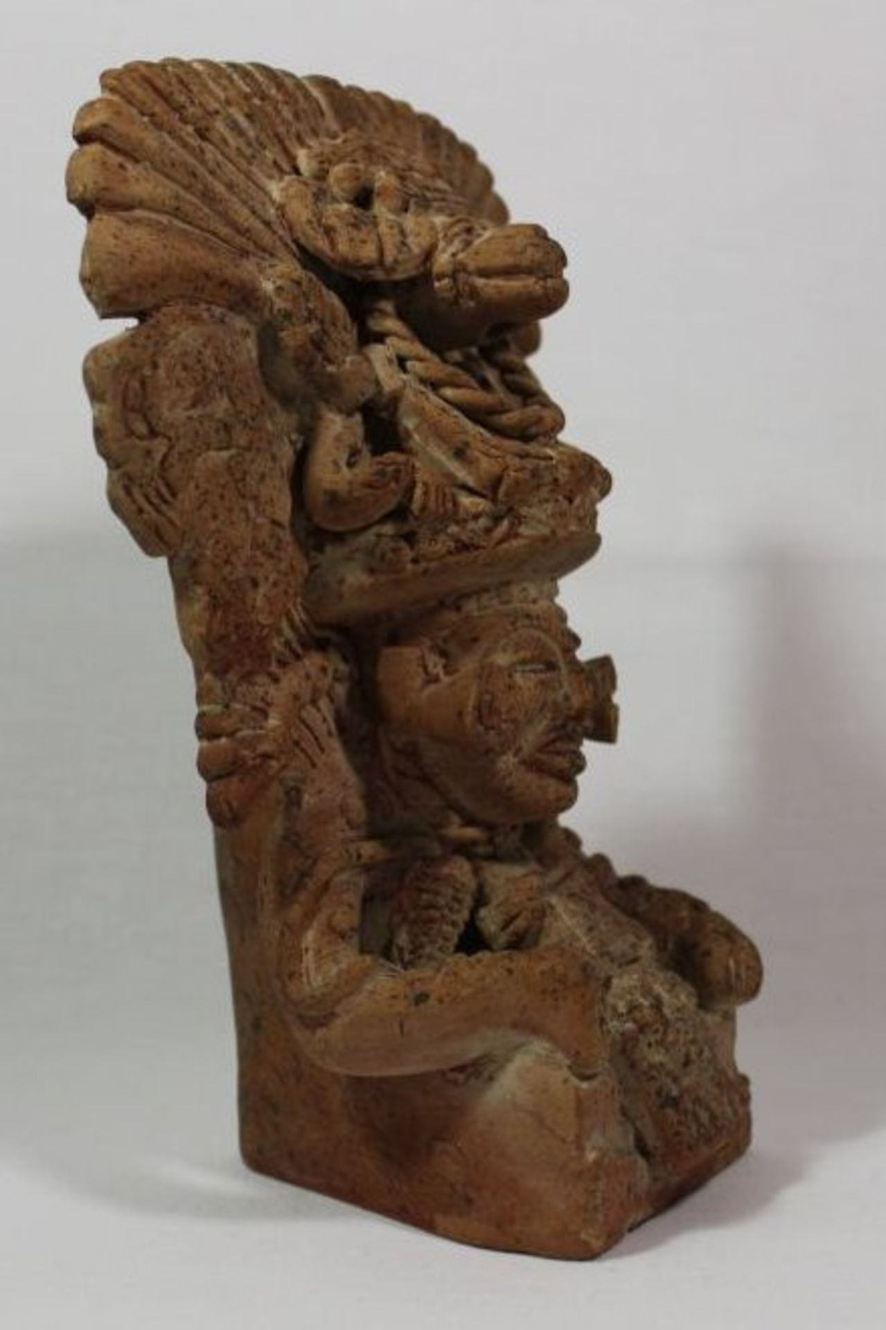 Ton-Figur, wohl Museumsreplik, Südamerika, teilw. bestossen, H-22,5cm B-19cm. - Bild 2 aus 5