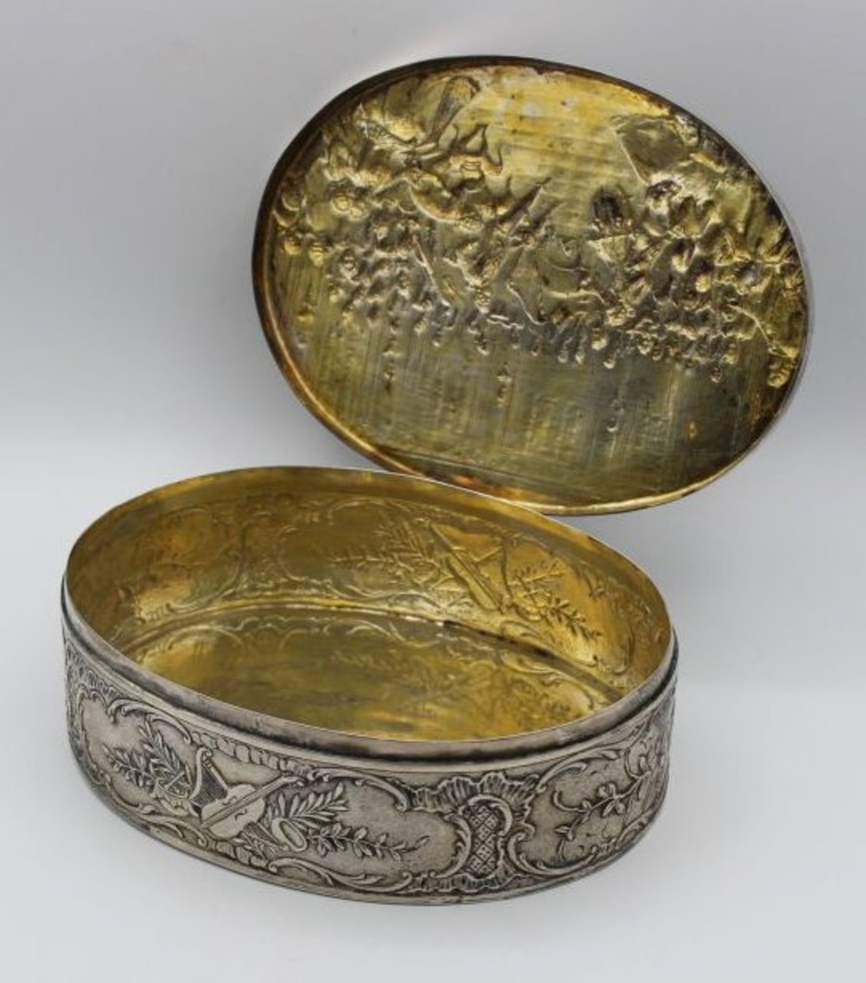 ovale Silber-Dose, relifiert mit Konzertszene, ungedeutete Punzierungen, innen vergoldet, älter, - Image 4 of 5