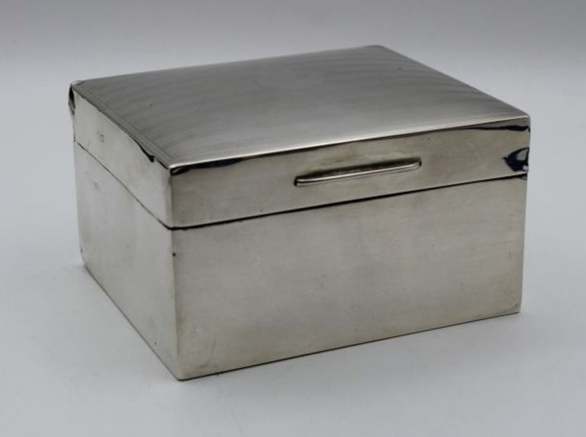 Zigarfettenkasten, Sterling Silber, England, Kemp Bros., innen Holz, zus. 300gr., eine Ecke