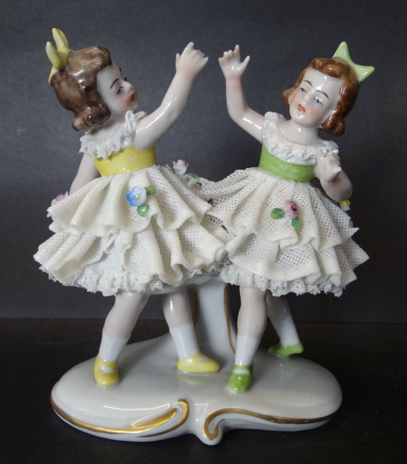 Paar tanzende Mädchen im Spitzenkleid "Sitzendorf", beide bestossen, H-12 c
