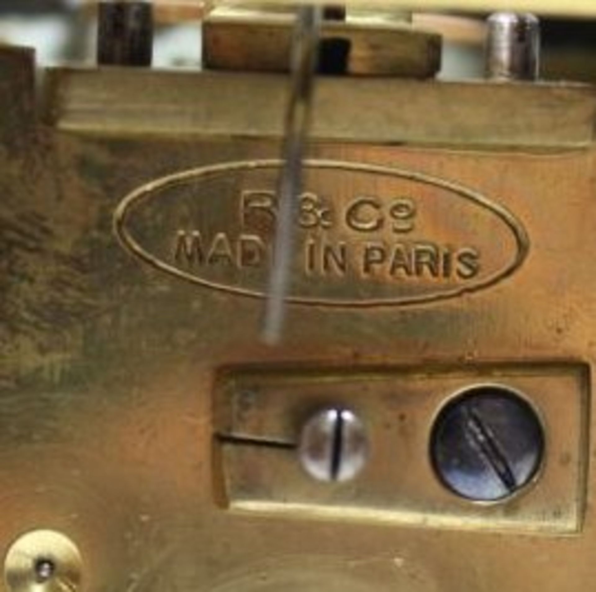 *rundum verglaste Reiseuhr, Werk sign. "R.& Co. Paris", verglastes Messinggehäuse mit Tragbügel, - Bild 5 aus 5
