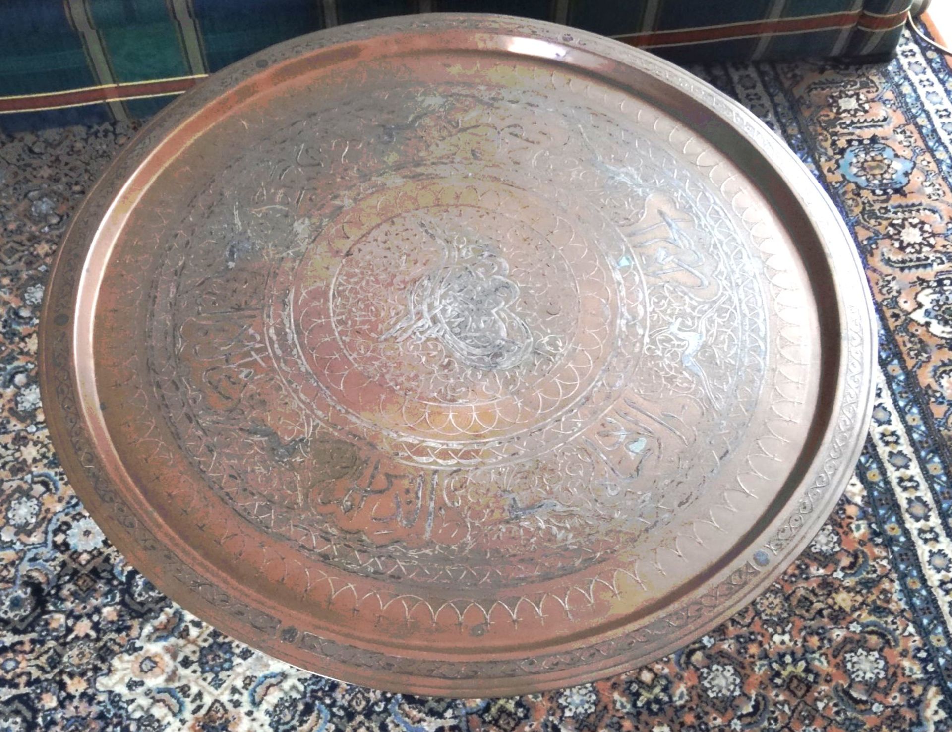 Beduinentisch, klappbar und mit massiver Kupferplatte mit Gravur