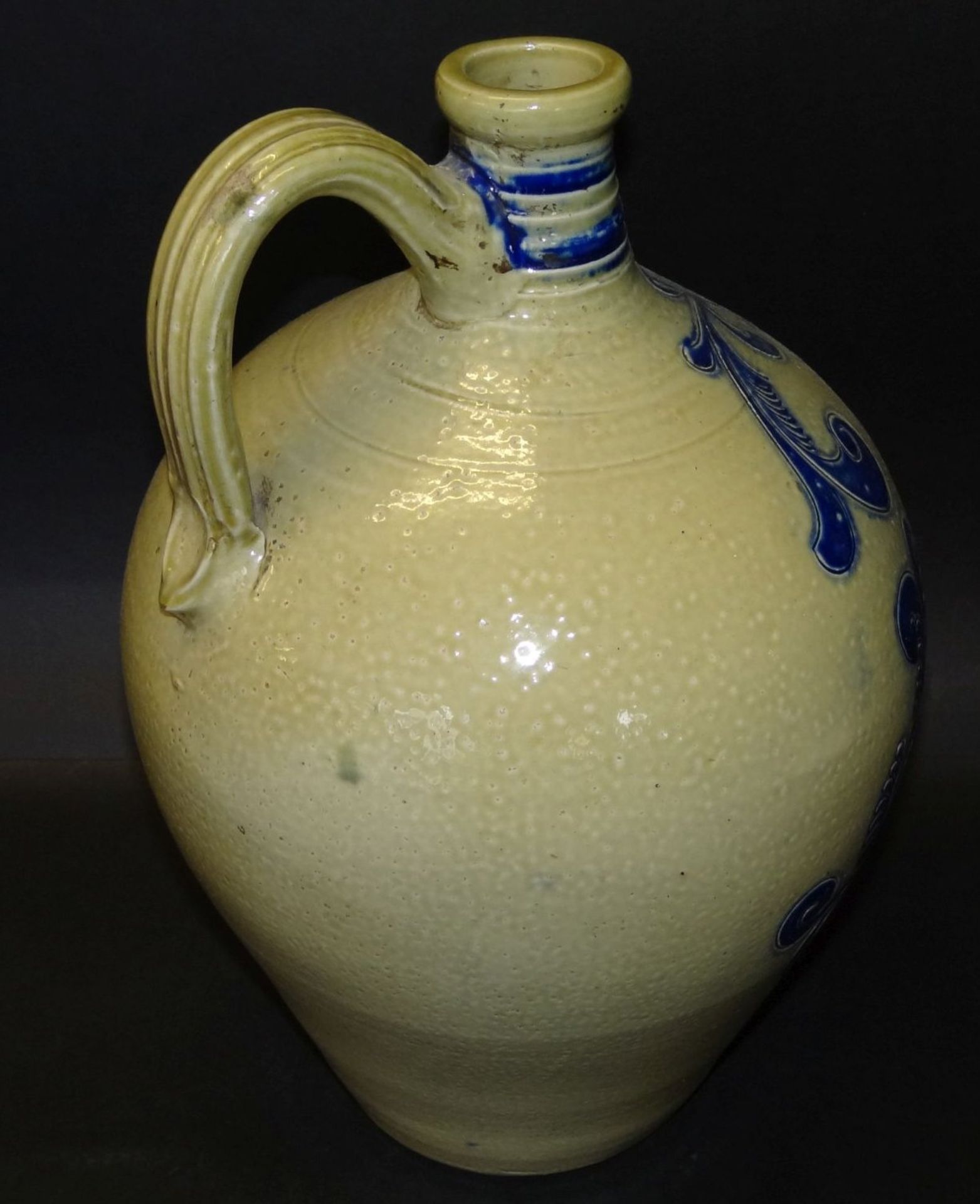 grosser Weinkrug, Salglasur mit Blaumalerei, graues Steinzeug, H-37 cm - Bild 3 aus 5