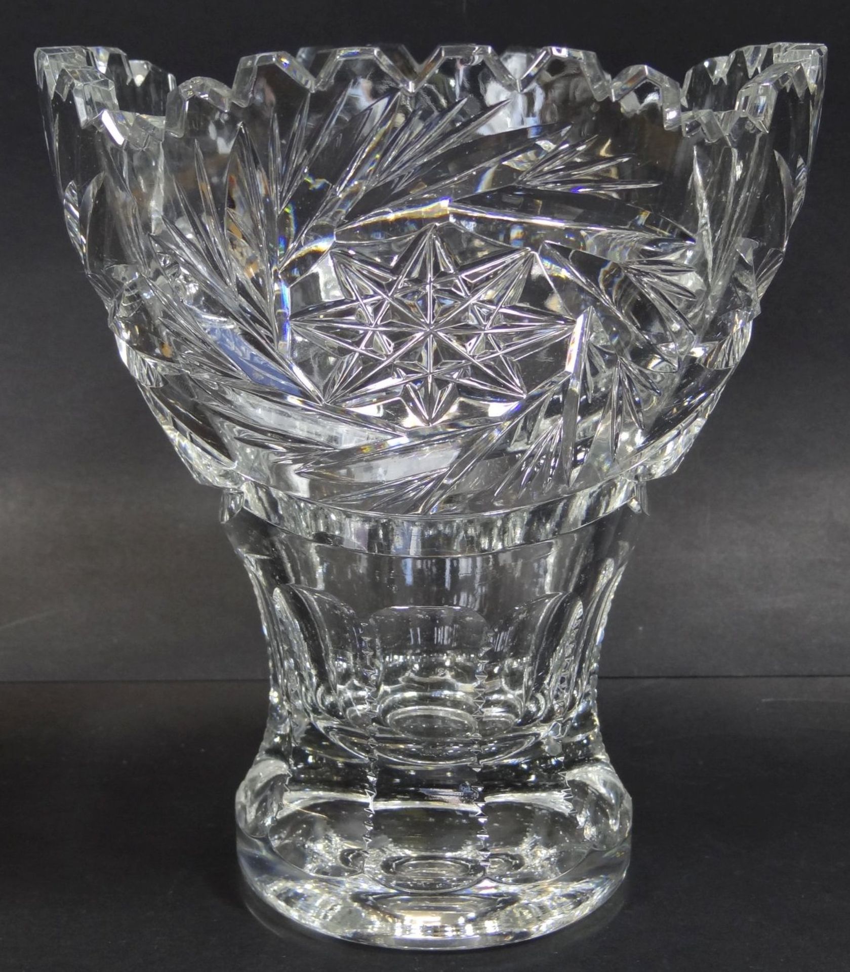 schwere Kristall-Vase mit Schleuderstern-und Farnschliff, H-17,5 cm, D-15 cm