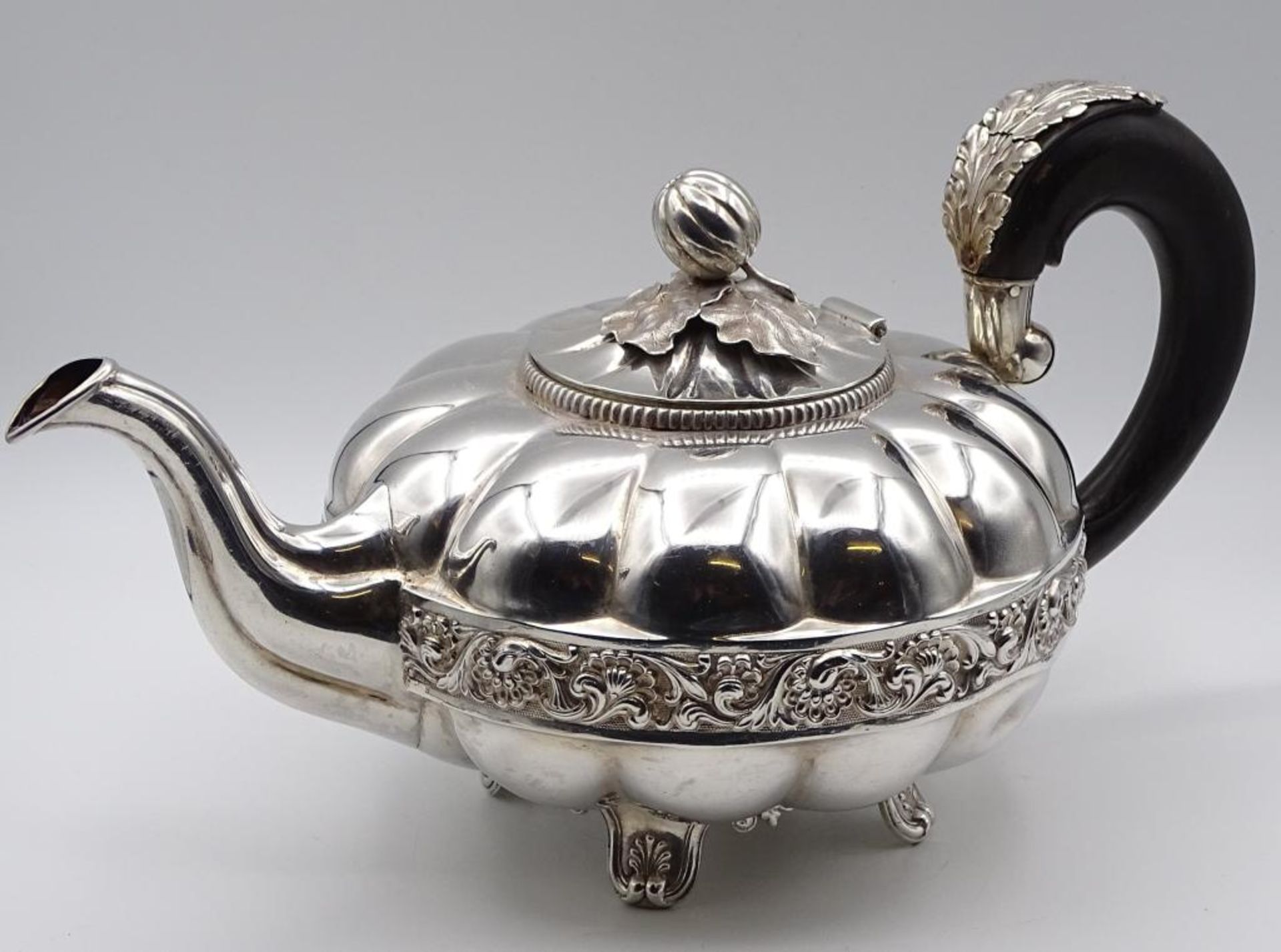 Biedermeier Teekanne,Silber,Meister Hajo E. Croon (1805 - 1857 Aurich).Holzgriff,eine Delle