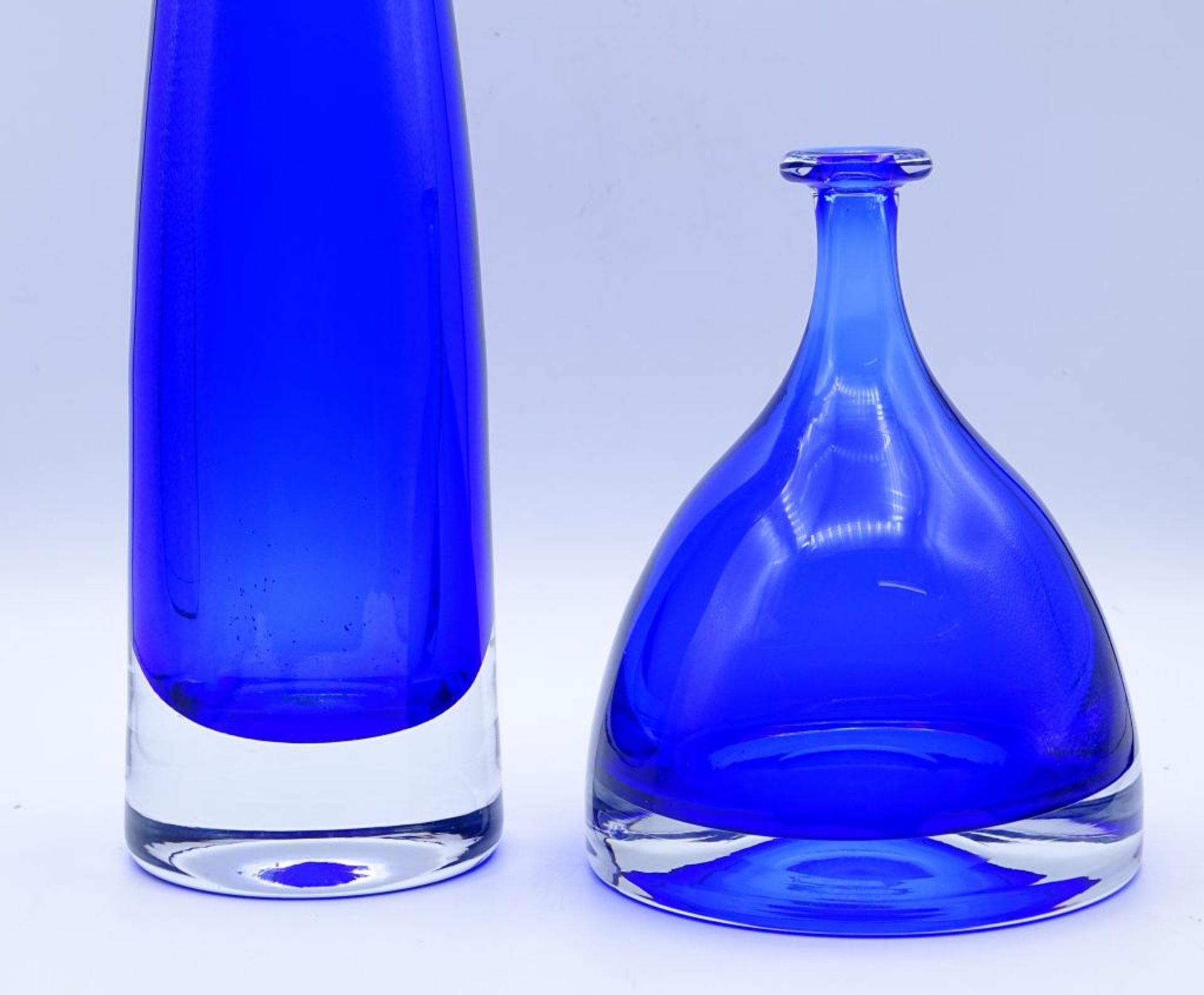 Zwei blaue Kunstglas Vasen,H-15-33cm - Bild 2 aus 3