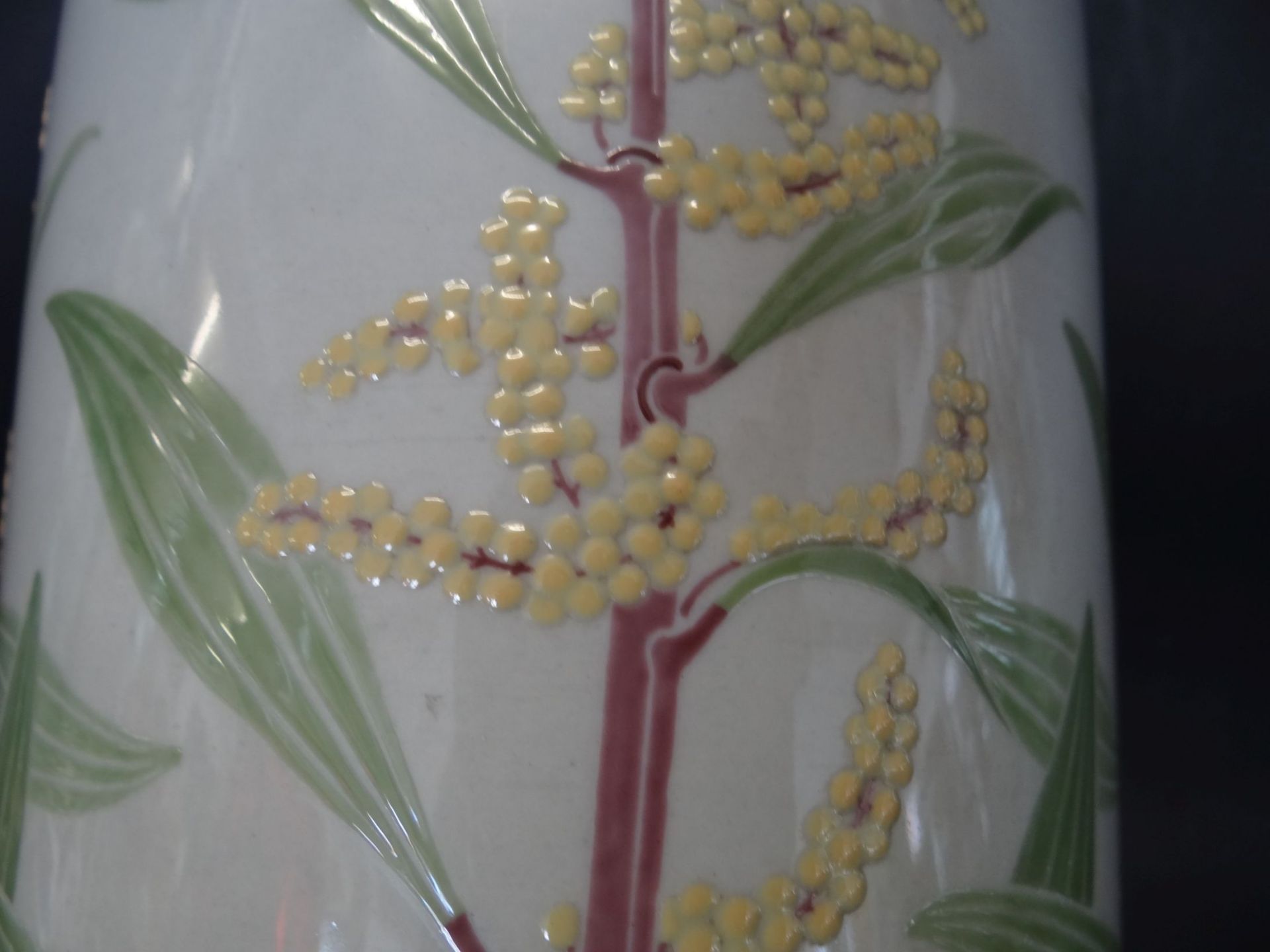 hohe schlanke Vase "Sevres" Relief-Halmdekor mit Schmetterling, H-40 cm - Bild 5 aus 6