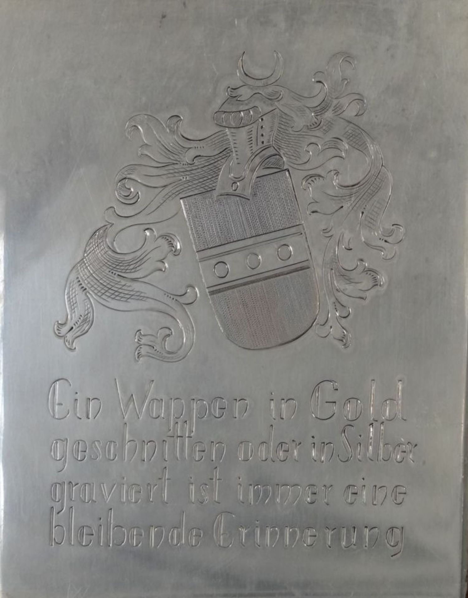 Silberplatte mit Werbespruch auf Holz "Ein Wappen in Gold..." Silber geprüft, 16x12 c - Image 2 of 3