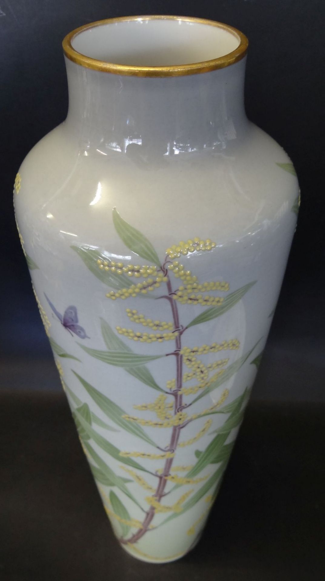 hohe schlanke Vase "Sevres" Relief-Halmdekor mit Schmetterling, H-40 cm - Bild 2 aus 6