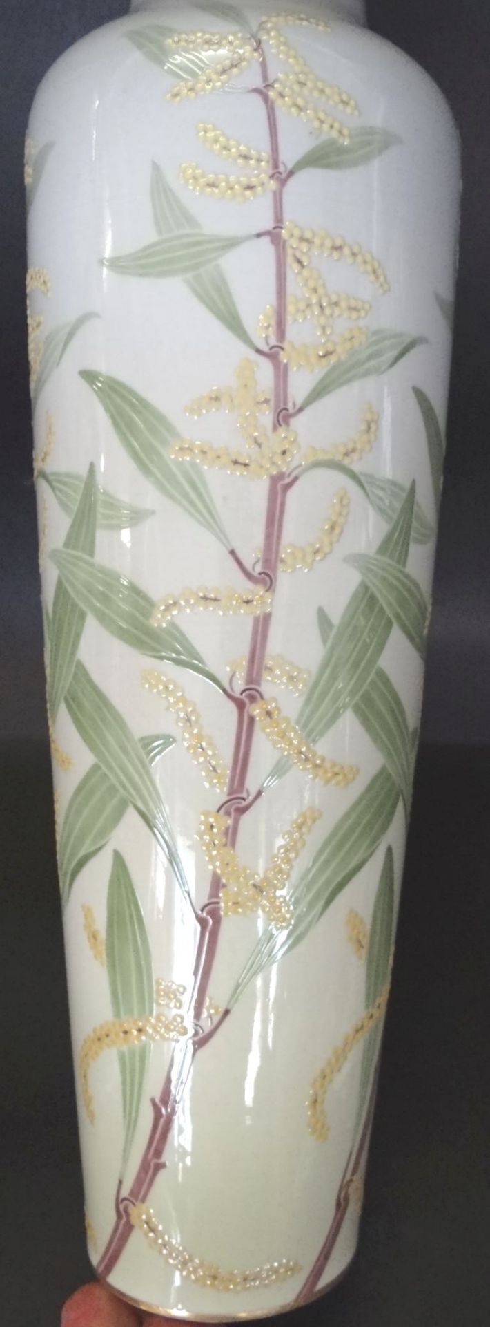 hohe schlanke Vase "Sevres" Relief-Halmdekor mit Schmetterling, H-40 cm - Bild 4 aus 6