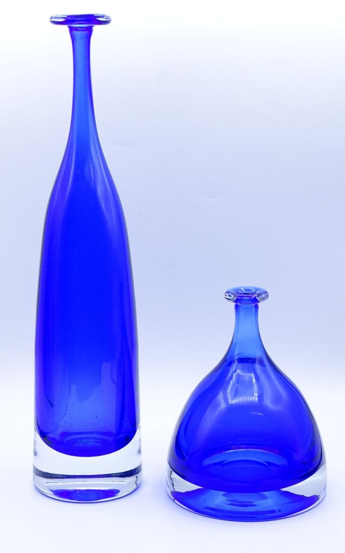 Zwei blaue Kunstglas Vasen,H-15-33cm
