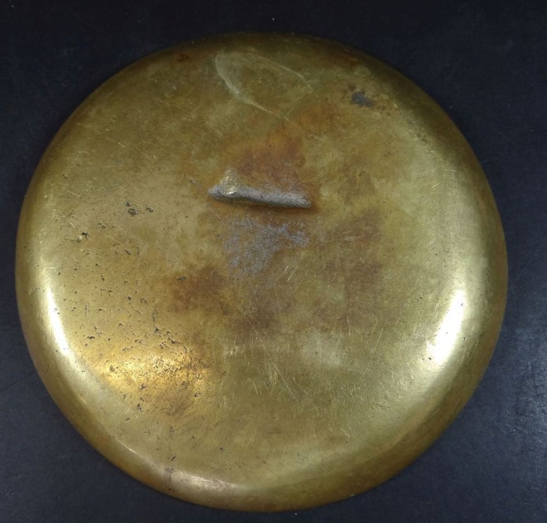 schwerer Bronzeteller mit Ziermonogramm "JR IX" und Krone, D-16 cm - Bild 3 aus 4