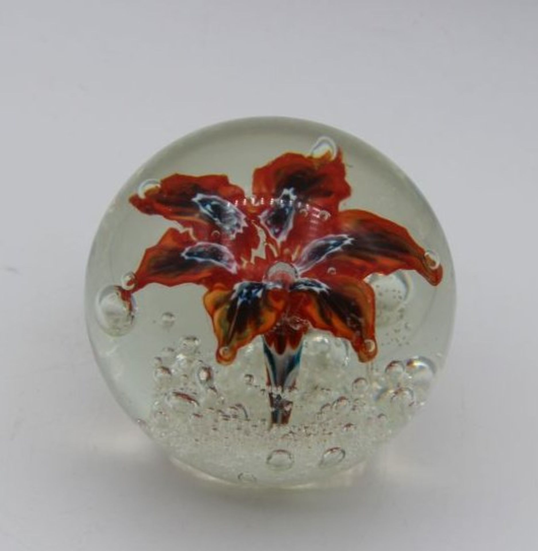 Paperweight, Einschmelzungen in Blütenform, H-7cm. - Bild 2 aus 2