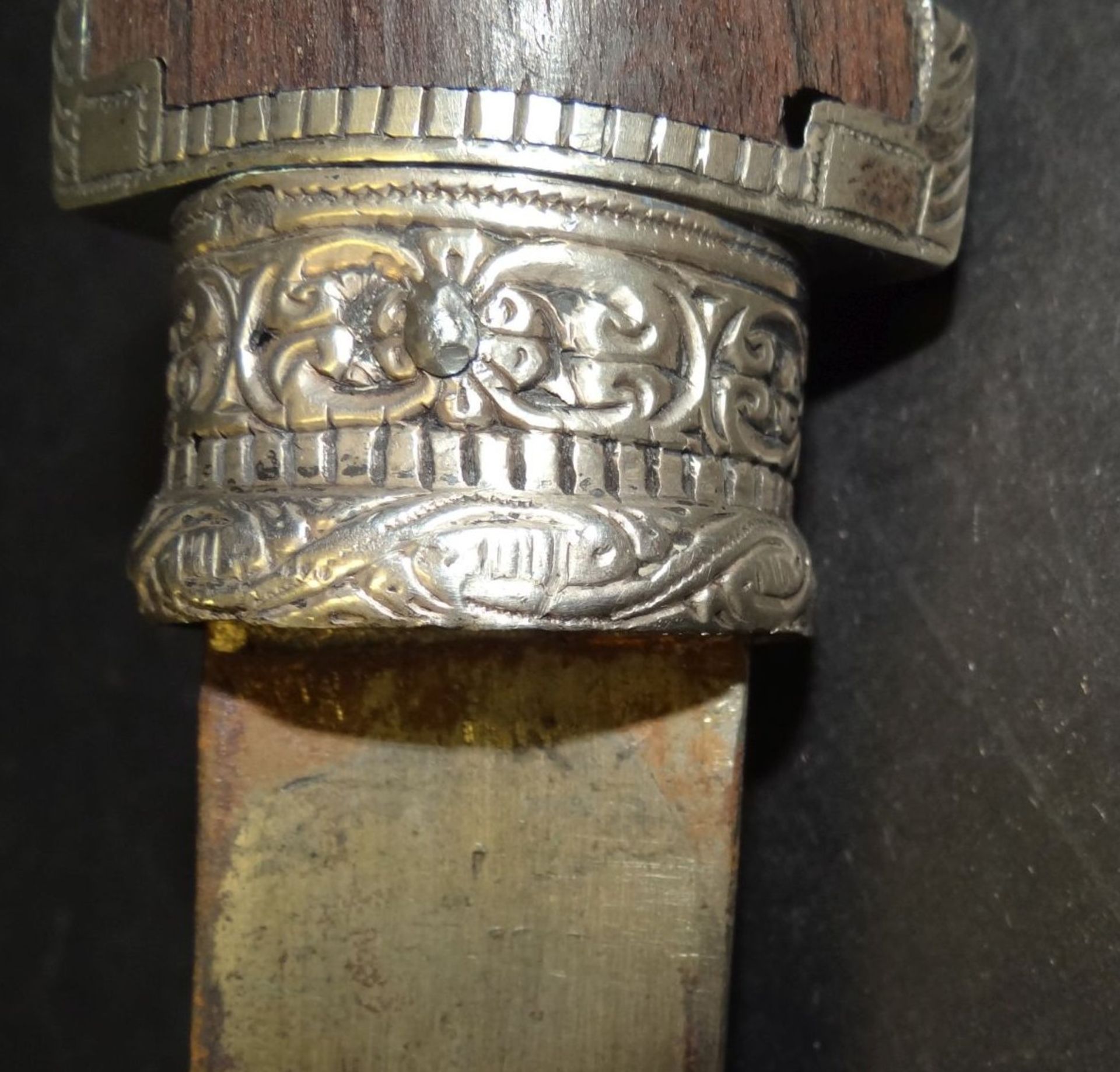 alter Krummdolch, wohl Silberscheide, arabisch signiert, L-40 cm, massive Ausführun - Bild 5 aus 6