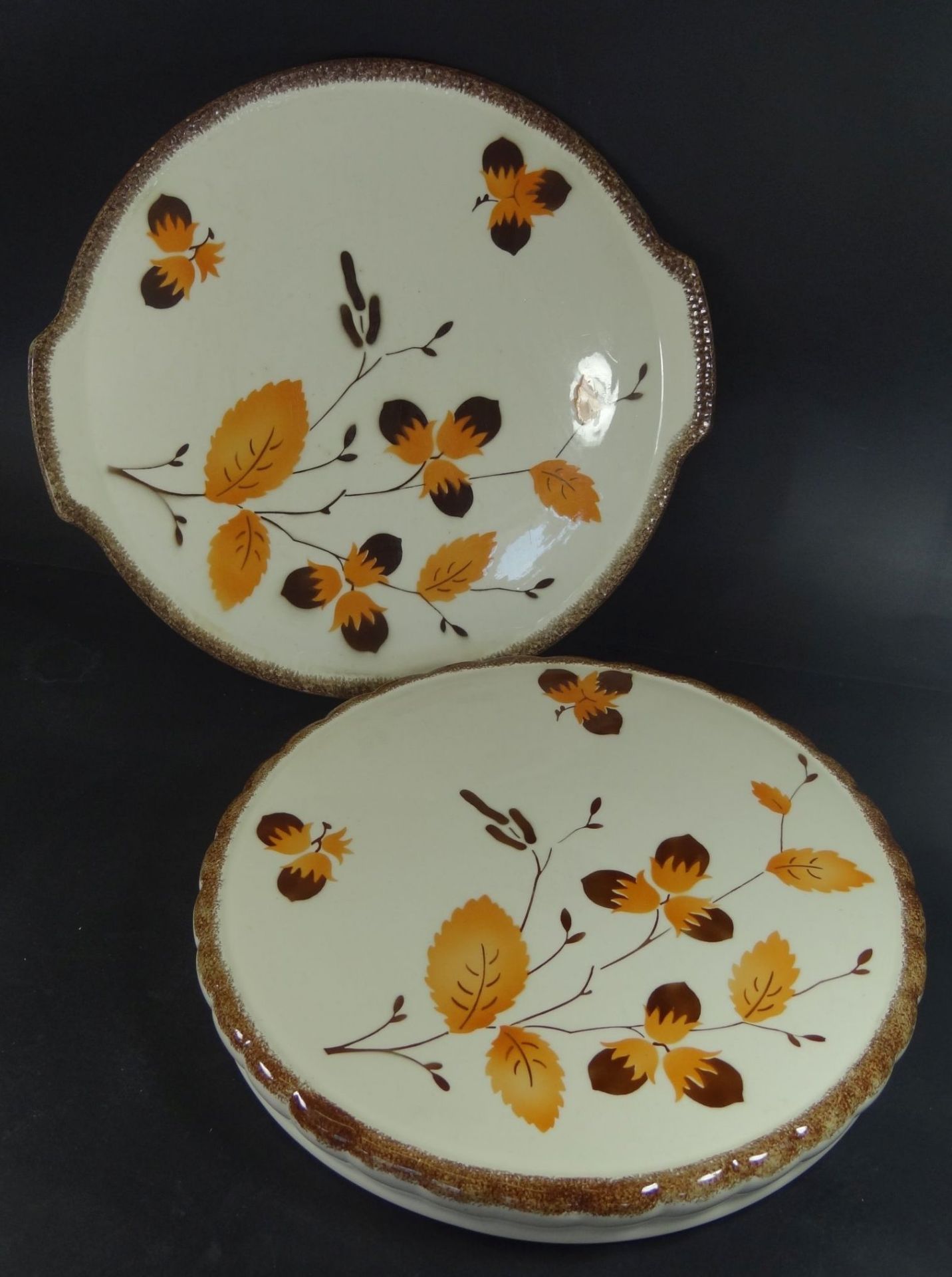 gr. Torten- und Kuchenplatte mit Blattdekor, D-je ca. 30 cm, beide Teile Unterseite 1x mit
