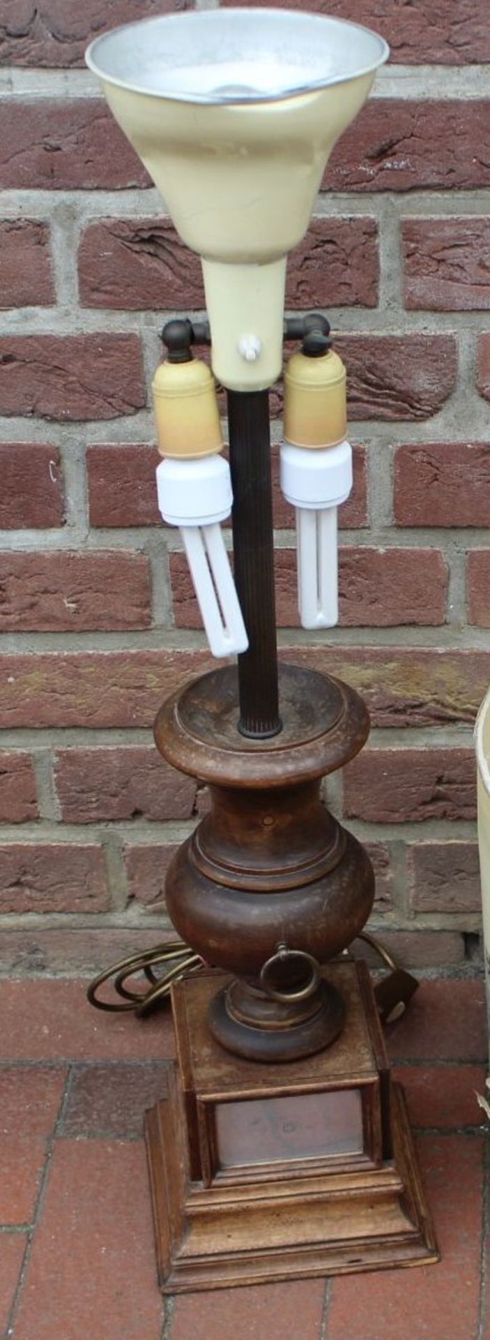 Tischlampe mit Holzgestell, H-85 cm