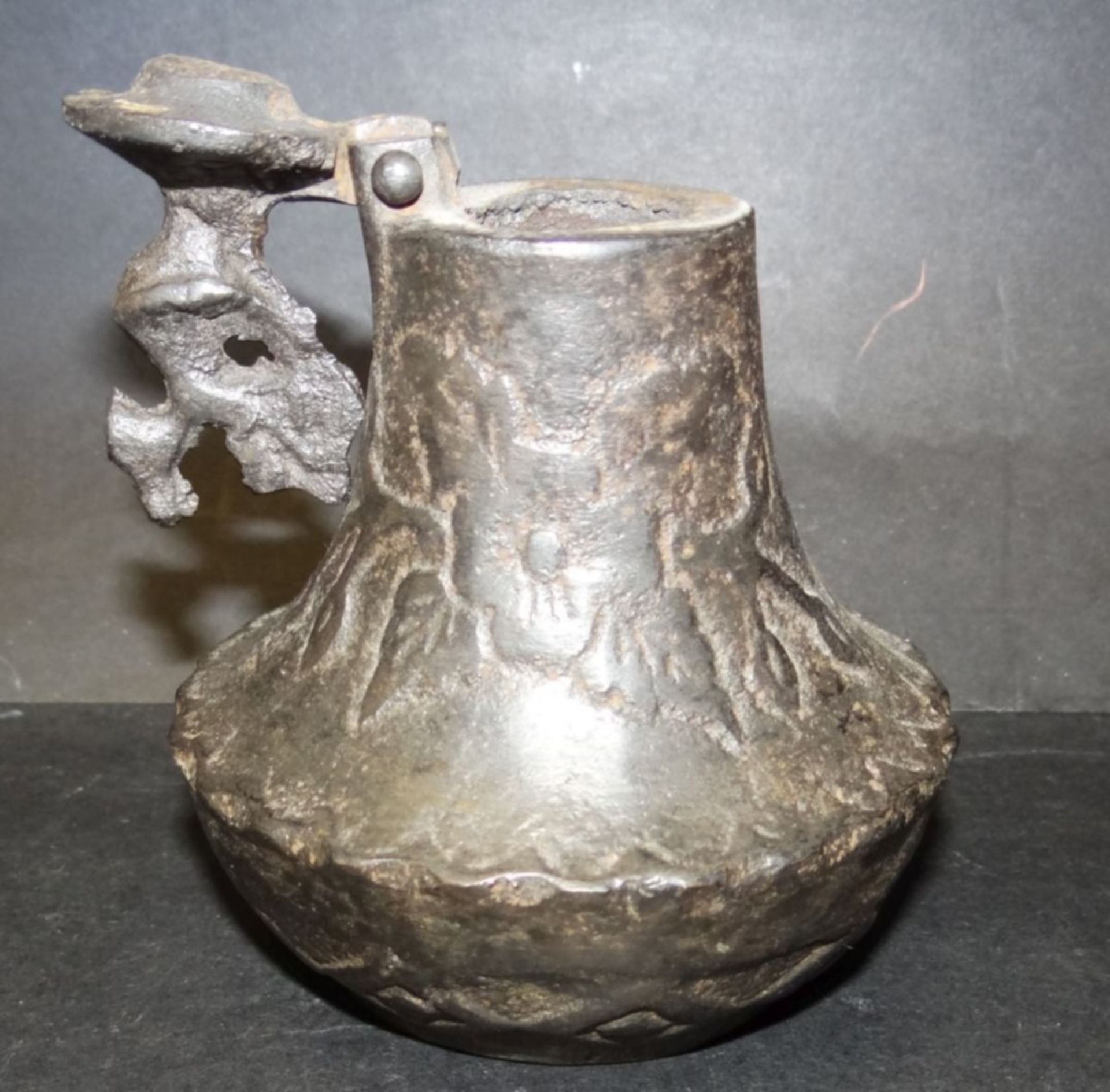Eisen Deckelgefäss mit Reliefdekor, wohl Zentralasien, H-12 c - Bild 4 aus 5