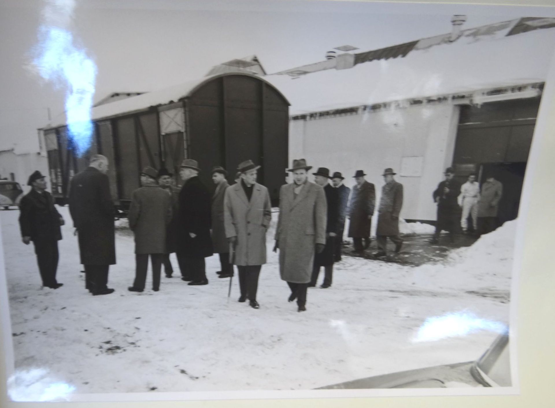 Album mit 57 grossformatigen Fotos " Besichtigung der Geflügel-Betriebe Lohmann", Cuxhaven, 195 - Bild 7 aus 8