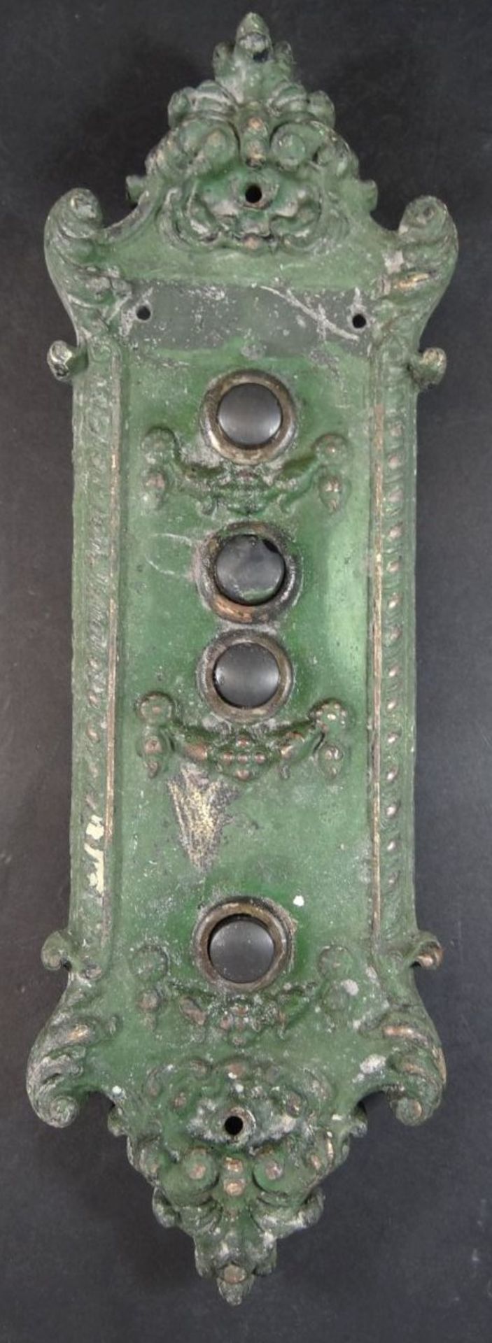 Eisernes Haustür-Klingelschild mit 4 elektr. Klingeln um 1900, H-30 cm, B-10 cm,Alters-u.