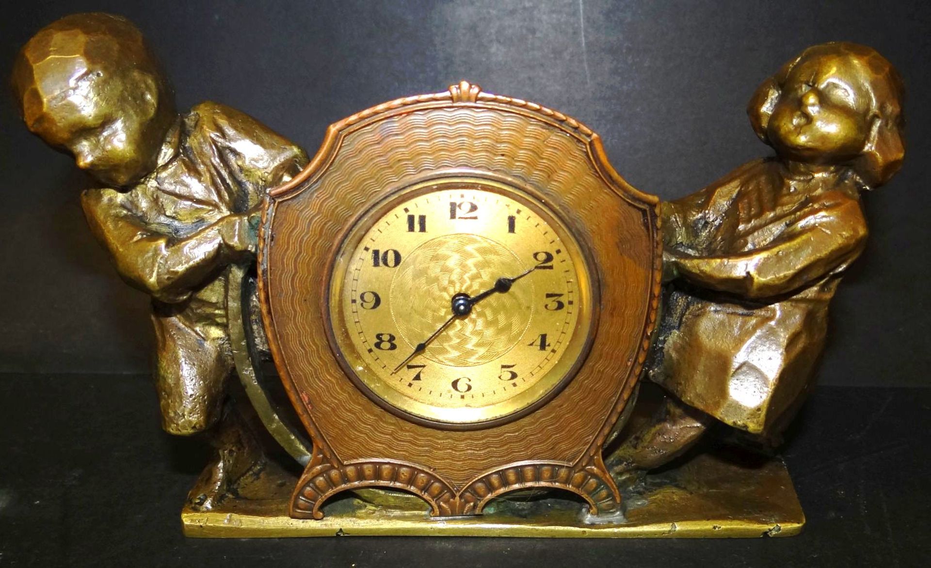 mechan. Bronze-Uhr, gehalten von Kinderpaar, Werk läuft, H-9 cm, B-16 c - Image 7 of 8