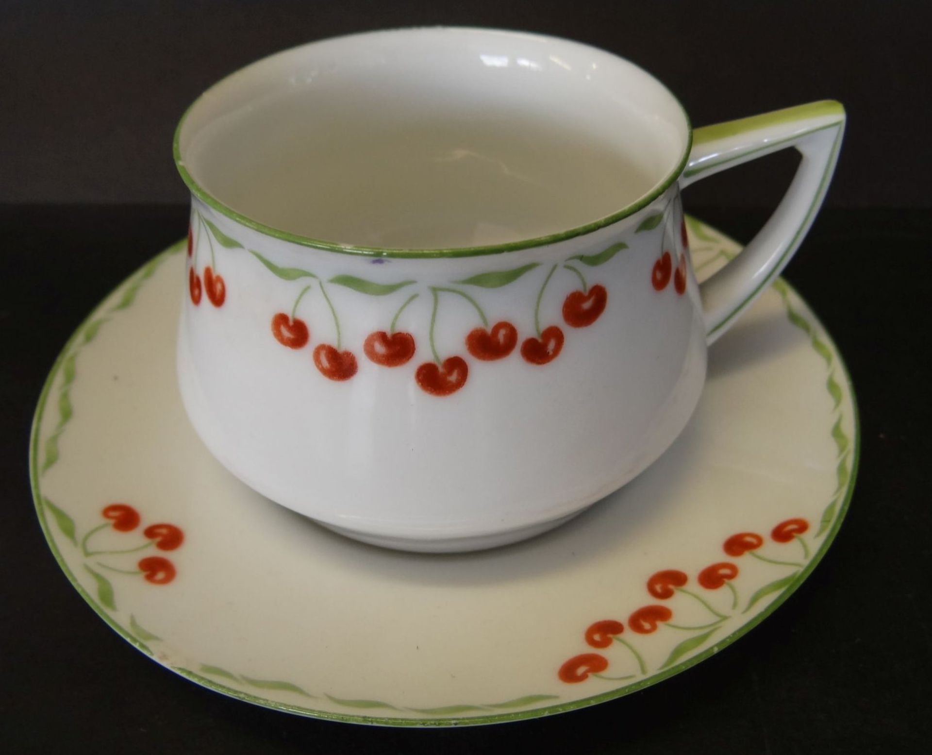 Jugendstil Tasse mit U.T. "Rosenthal" Kirschdekor, beide Teile minimalste Chips am Rand - Bild 2 aus 4