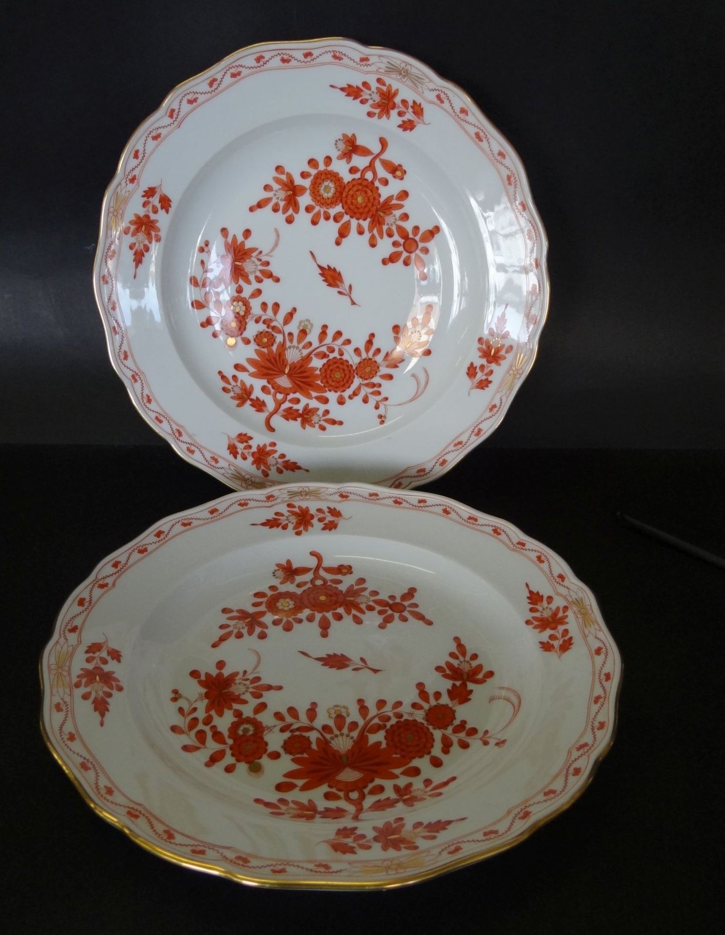 2 gr. Teller "Meissen" rote indian. Blumen mit Gold, D-25 cm, beide 1.Wahl