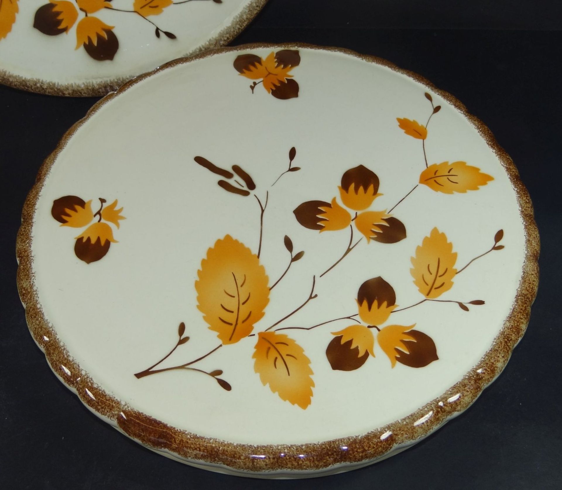 gr. Torten- und Kuchenplatte mit Blattdekor, D-je ca. 30 cm, beide Teile Unterseite 1x mit - Bild 3 aus 8