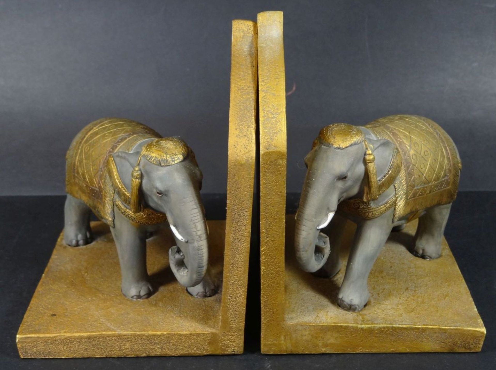 Paar Buchstützen mit Elefanten, Kunstmasse, H-14 cm, B-10 c