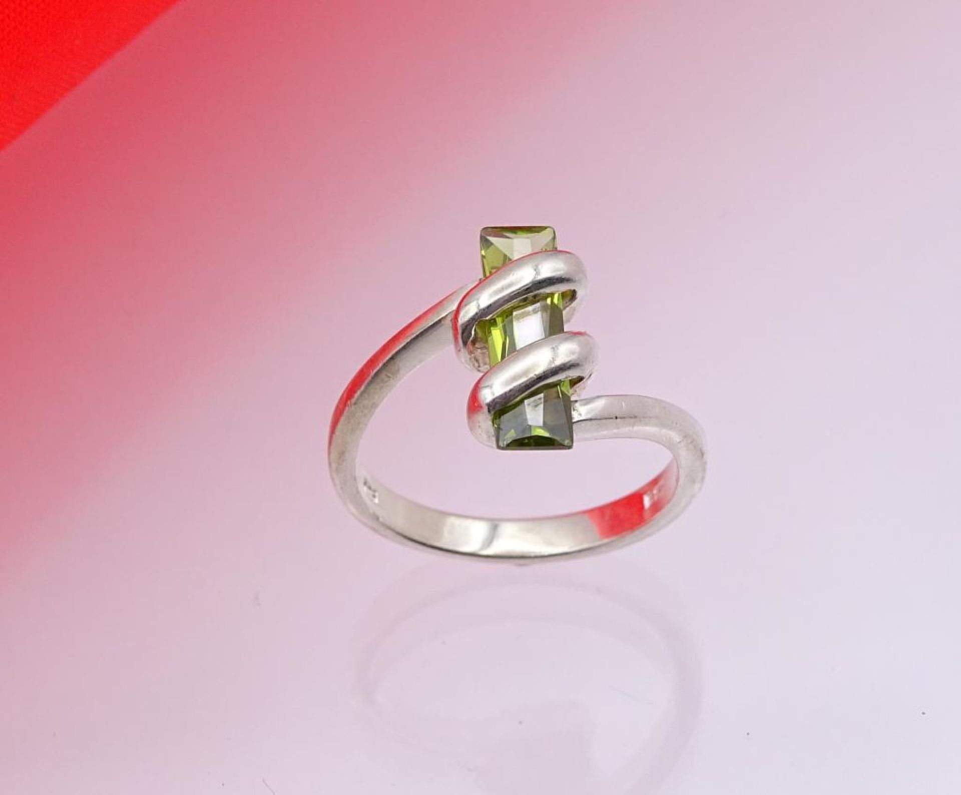 925er Silber Ring mit einen grünen facettierten Stein, 3,7gr., RG 5