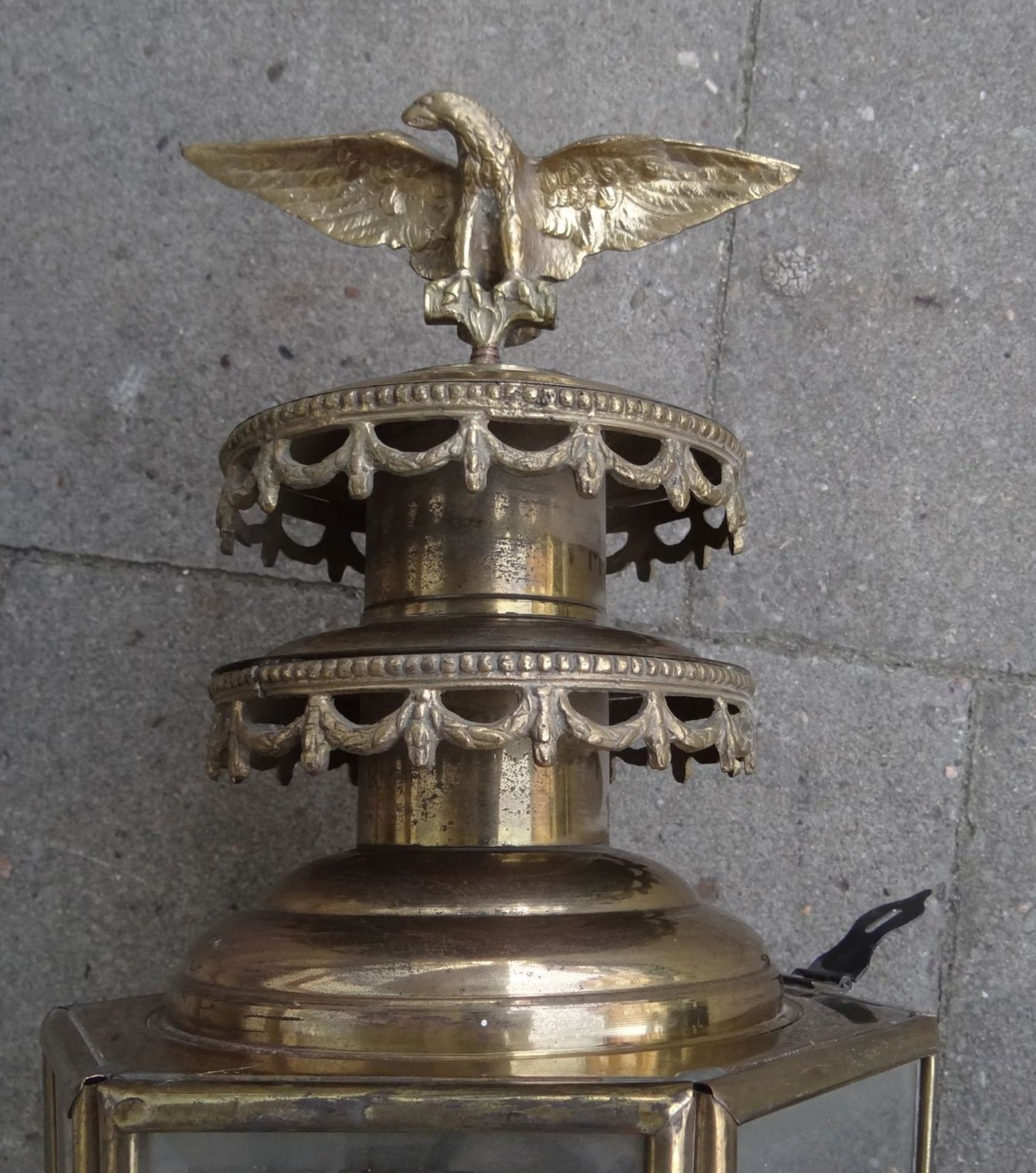 grosse, massive Kutschenlampe, Messing/Bronze, H-75 cm, B-28 cm, elektrisch, guter Zustand - Bild 3 aus 9