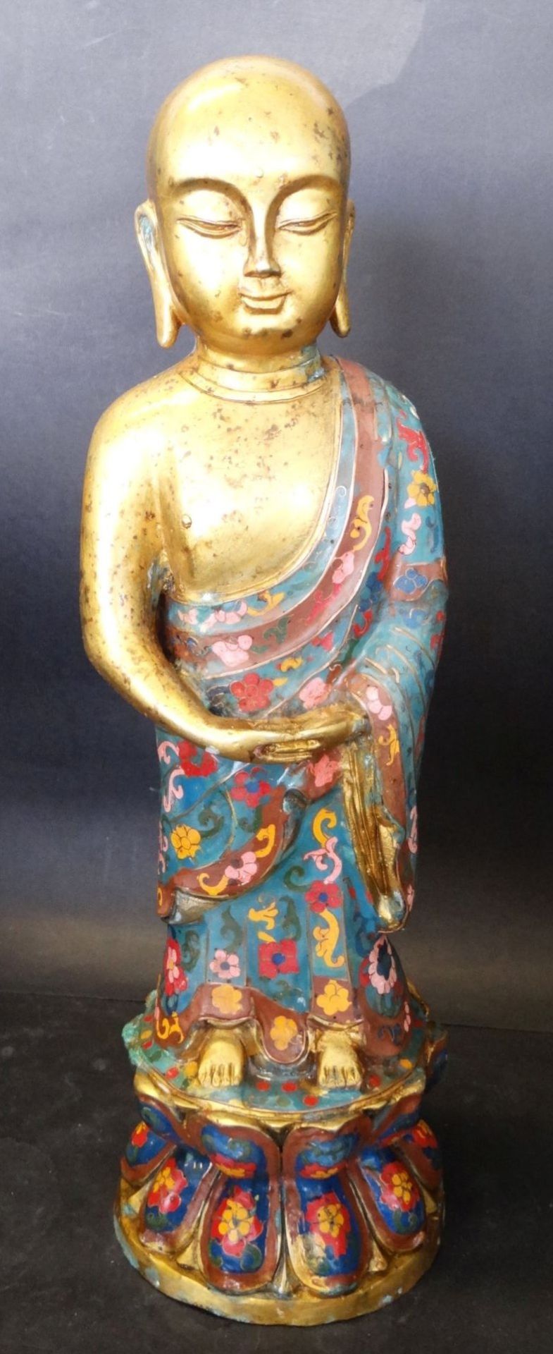 grosser, betender Bronze Buddha, floral bemalt, ungepflegter Kellerfund, fleckig und mit Grünspan,