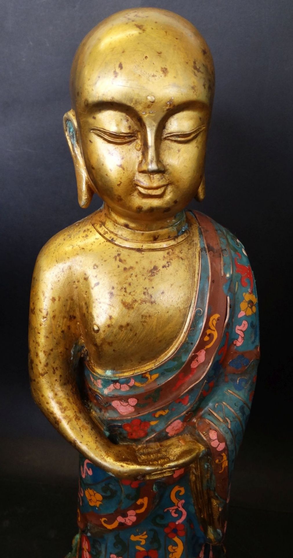grosser, betender Bronze Buddha, floral bemalt, ungepflegter Kellerfund, fleckig und mit Grünspan, - Bild 2 aus 9