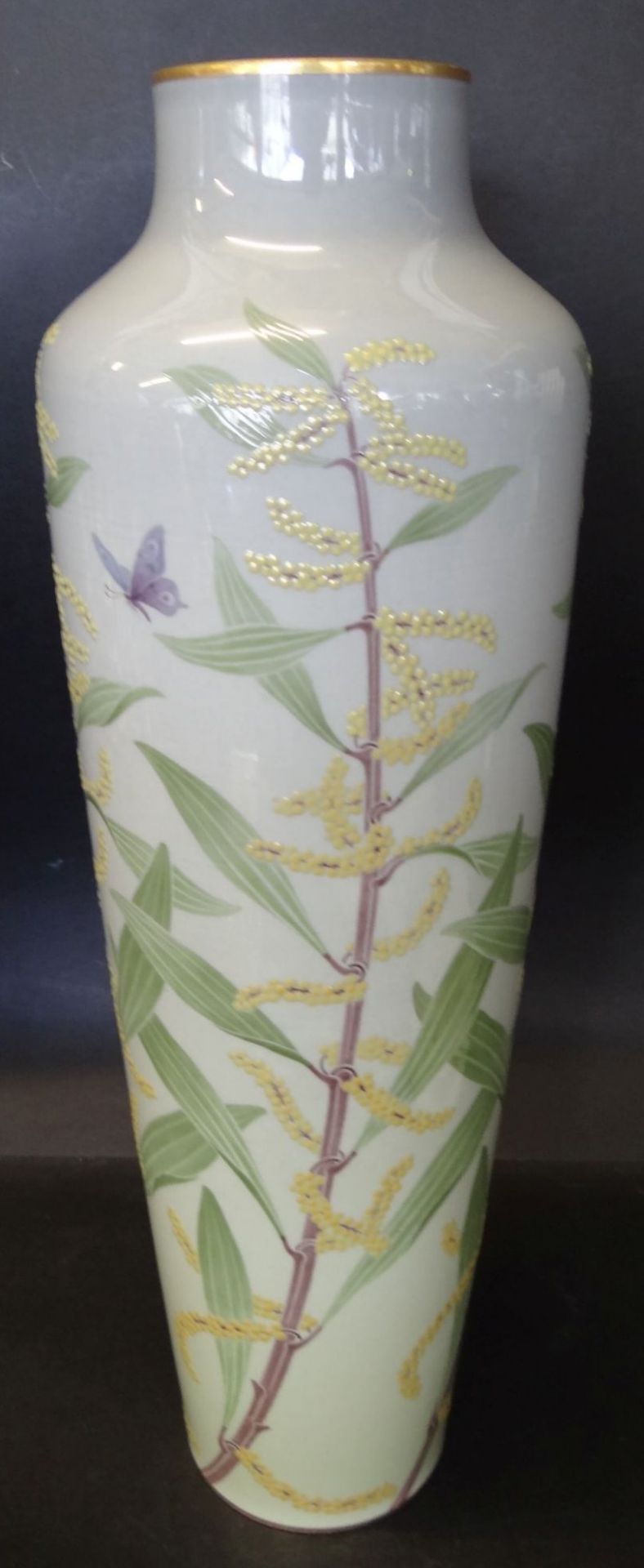 hohe schlanke Vase "Sevres" Relief-Halmdekor mit Schmetterling, H-40 cm