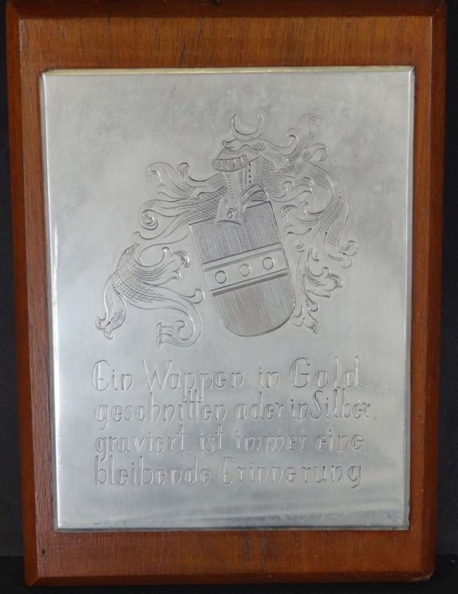 Silberplatte mit Werbespruch auf Holz "Ein Wappen in Gold..." Silber geprüft, 16x12 c