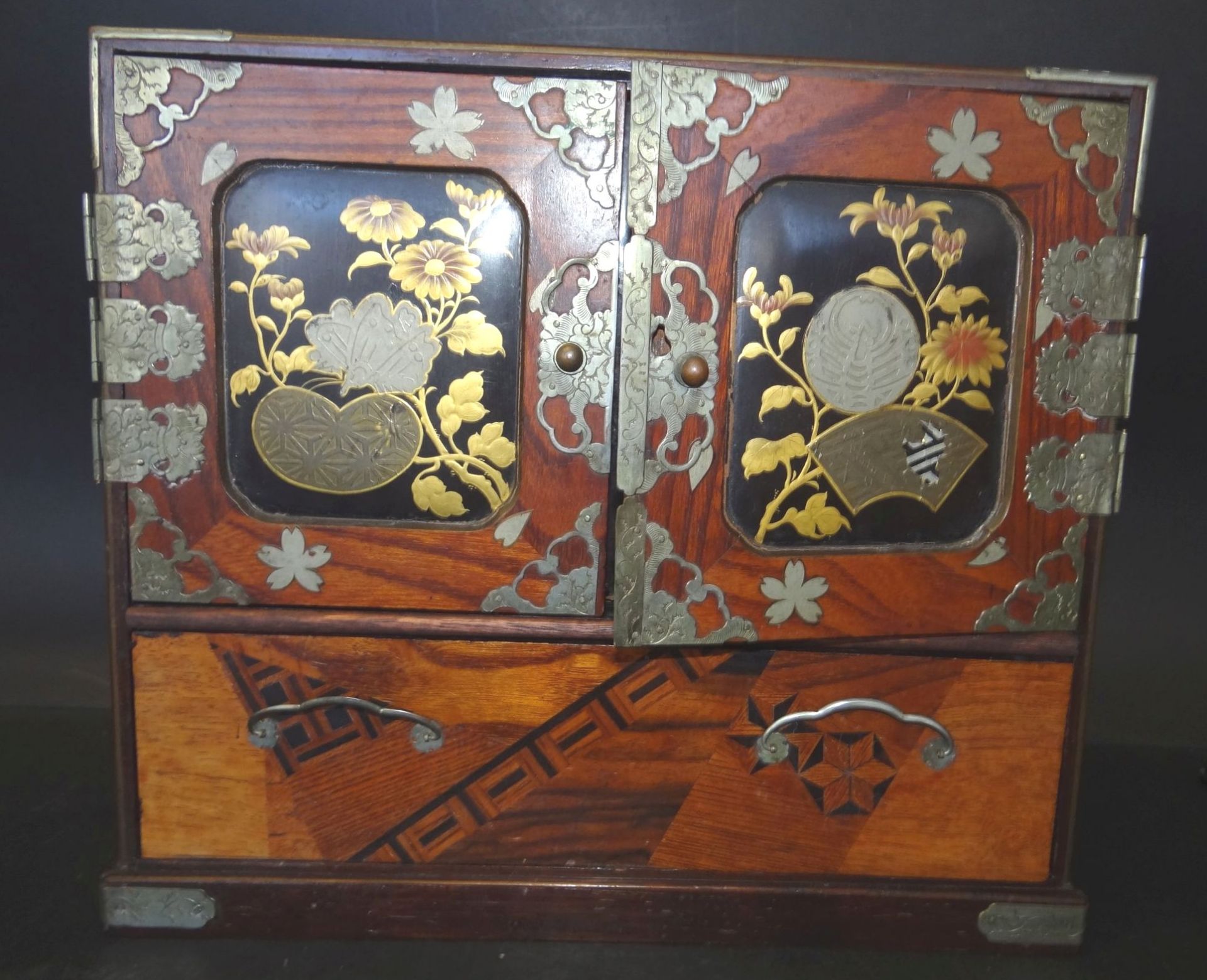 grosser China-Schmuckkasten, intarsiert und mit Lack innen, Alters-u. Gebrauchsspuren, H-26 cm, - Bild 3 aus 9