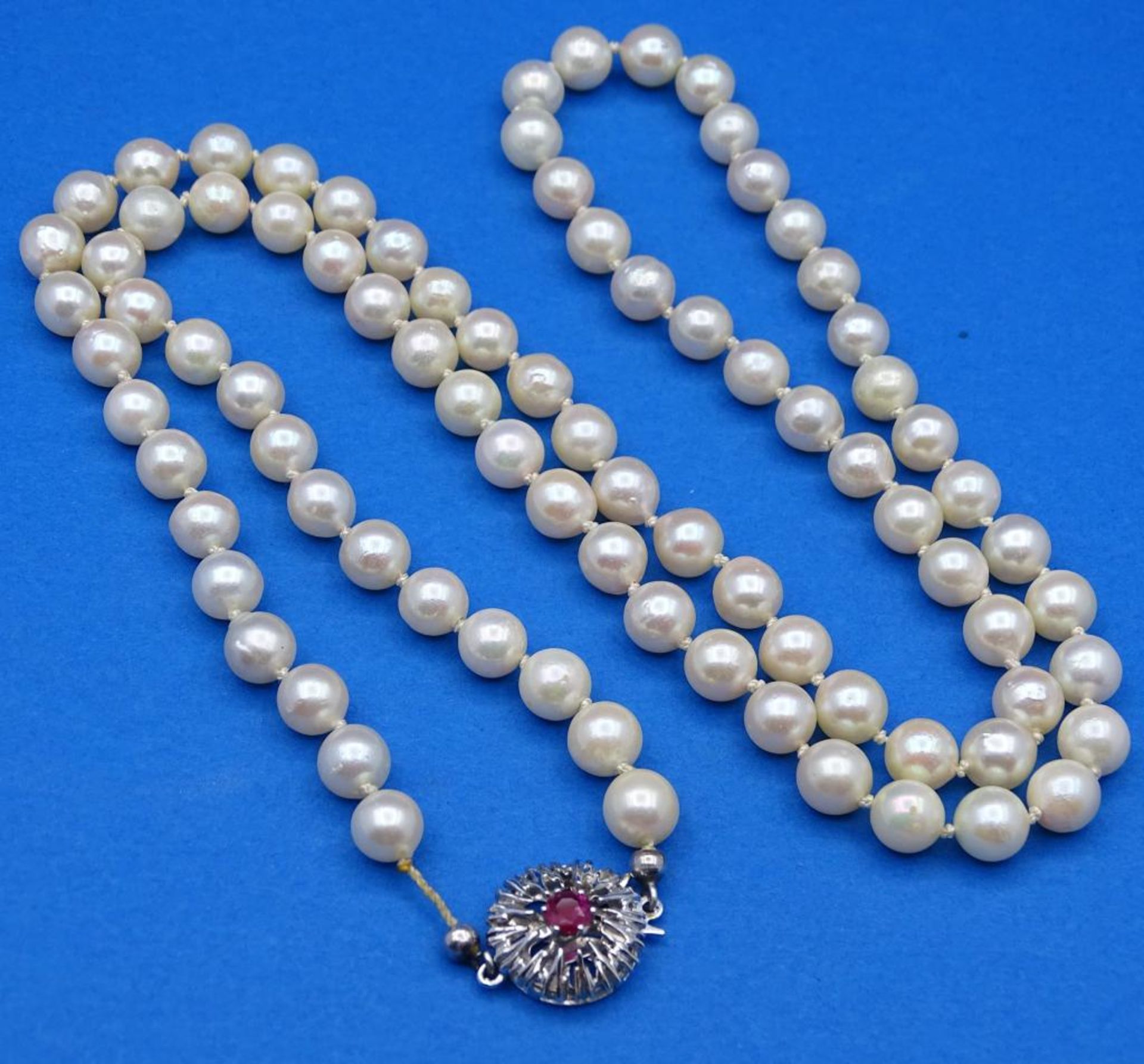 Perlen Halskette mit einer 585er WG Schließe,diese mit einen Rubin besetzt,L- 70cm, Perlen d-6,5-6,