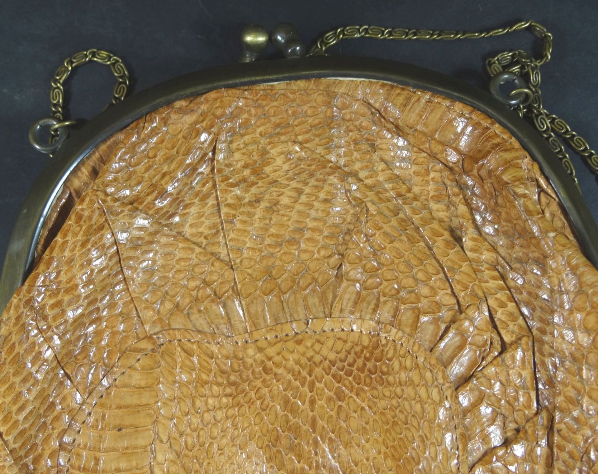 Reptilienleder-Handtasche, älter, 25x25 cm, Messingbüg - Bild 2 aus 4