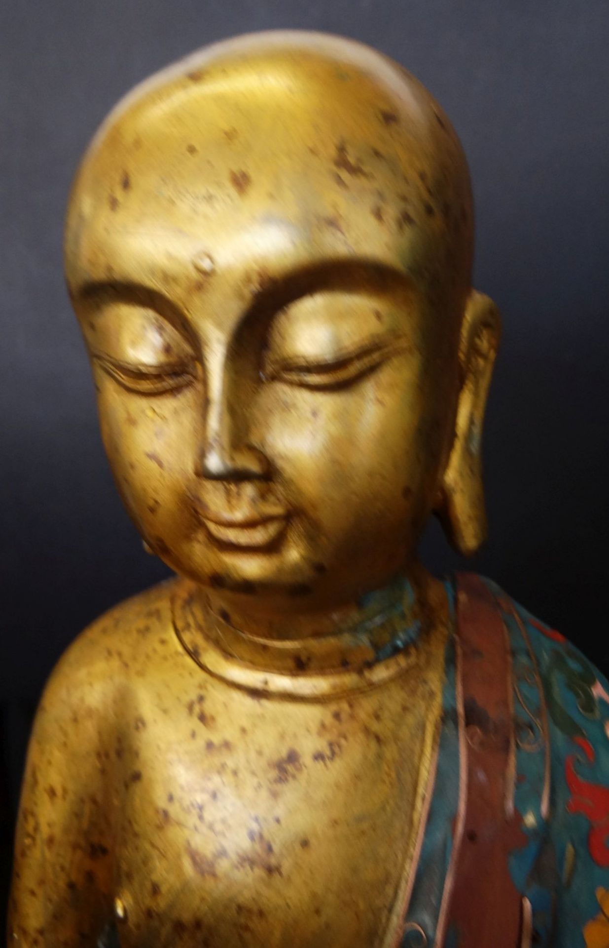 grosser, betender Bronze Buddha, floral bemalt, ungepflegter Kellerfund, fleckig und mit Grünspan, - Bild 8 aus 9