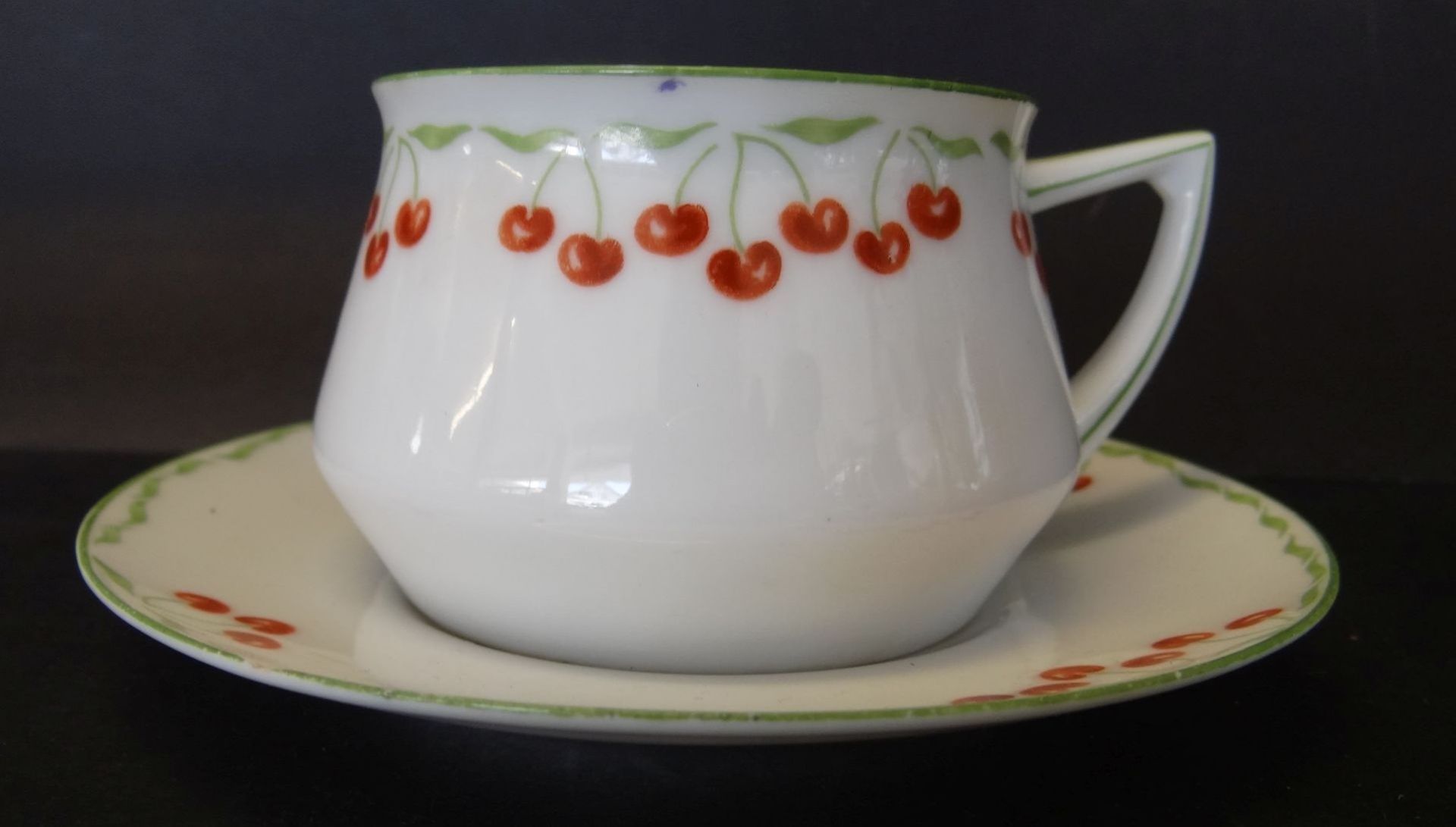 Jugendstil Tasse mit U.T. "Rosenthal" Kirschdekor, beide Teile minimalste Chips am Rand